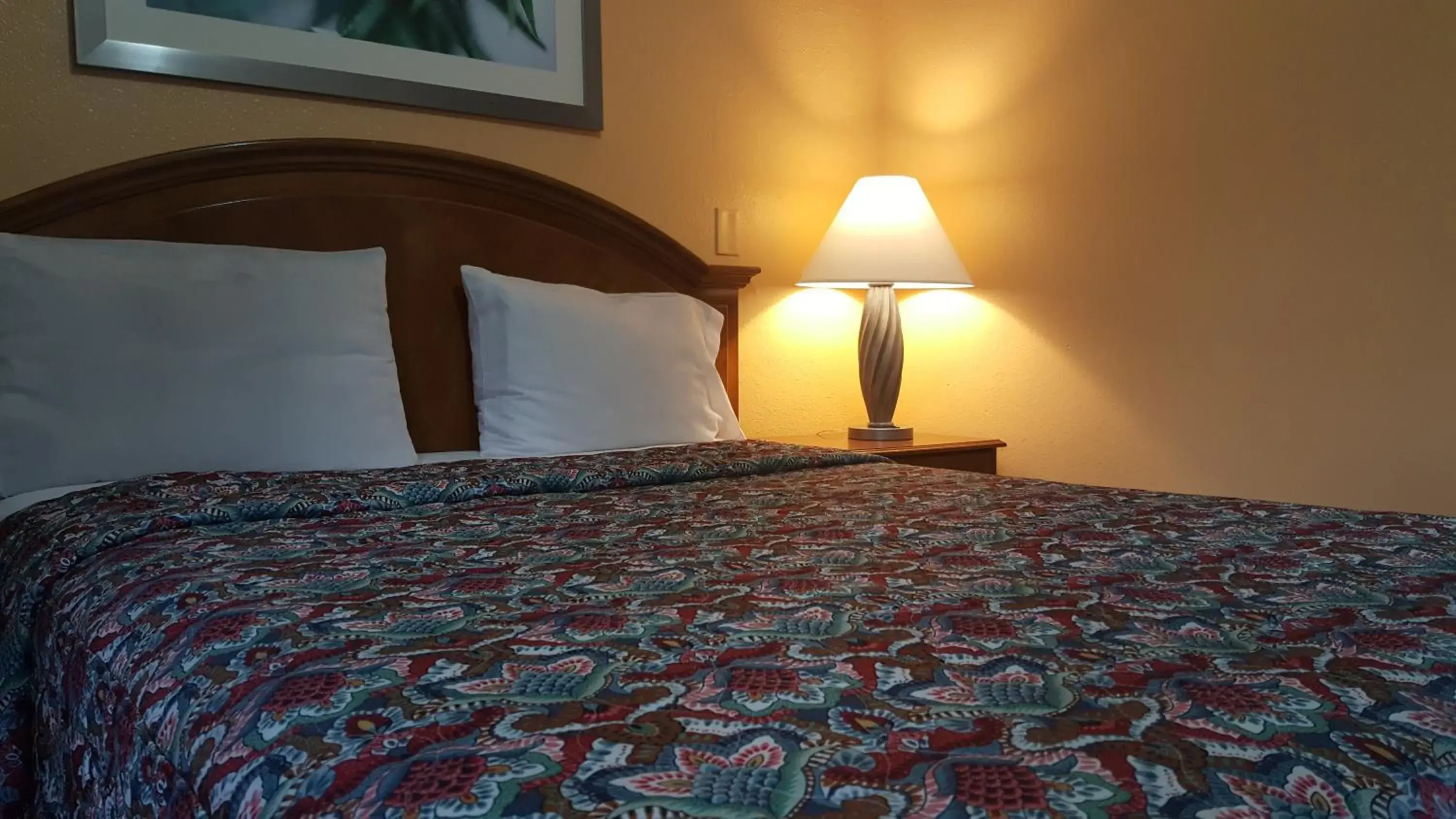Bed in Flamingo Inn Long Beach