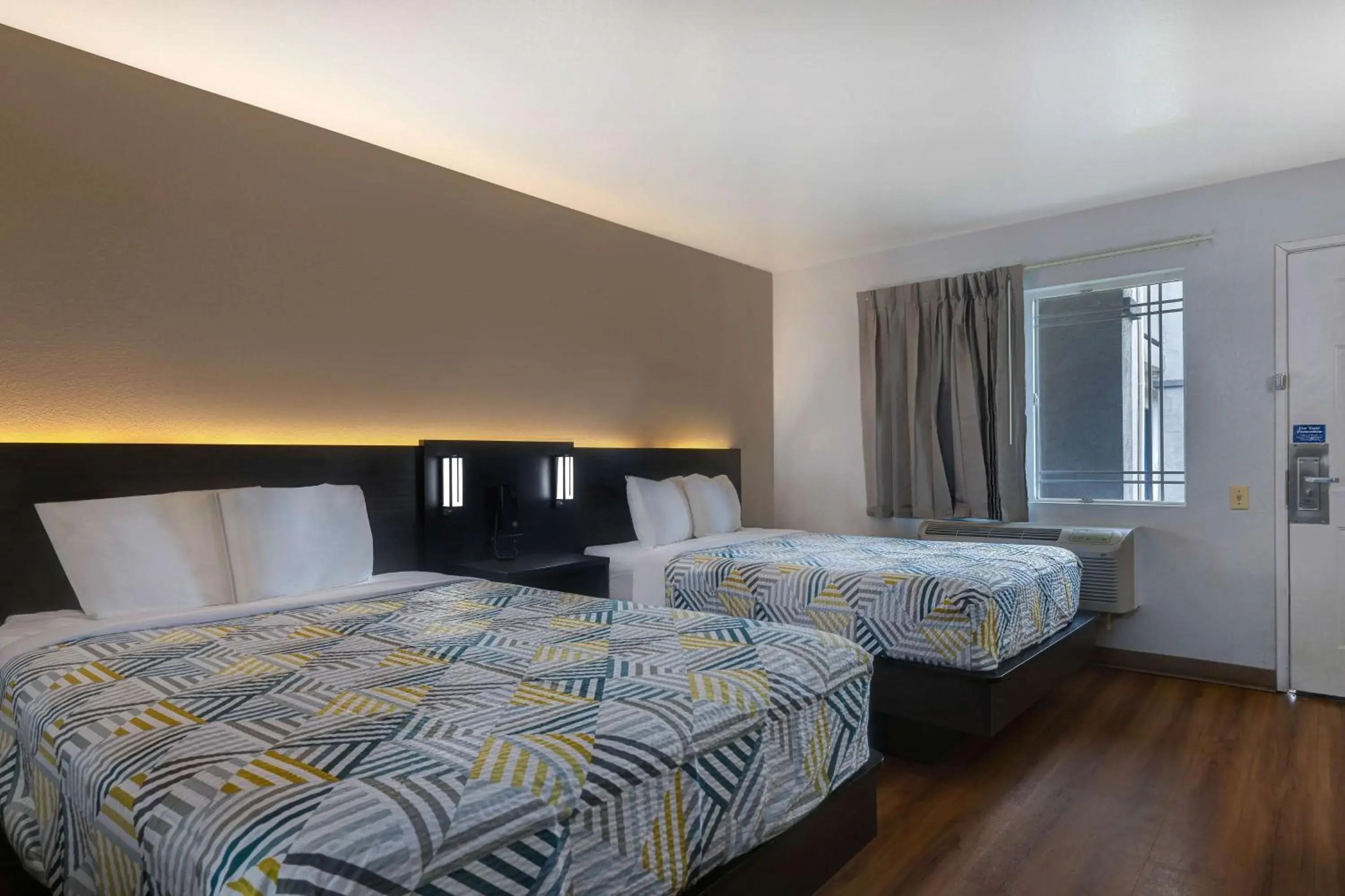 Photo of the whole room, Bed in Motel 6-Buttonwillow, CA Central Photo of the whole room, Bed in Motel 6-Buttonwillow, CA Central