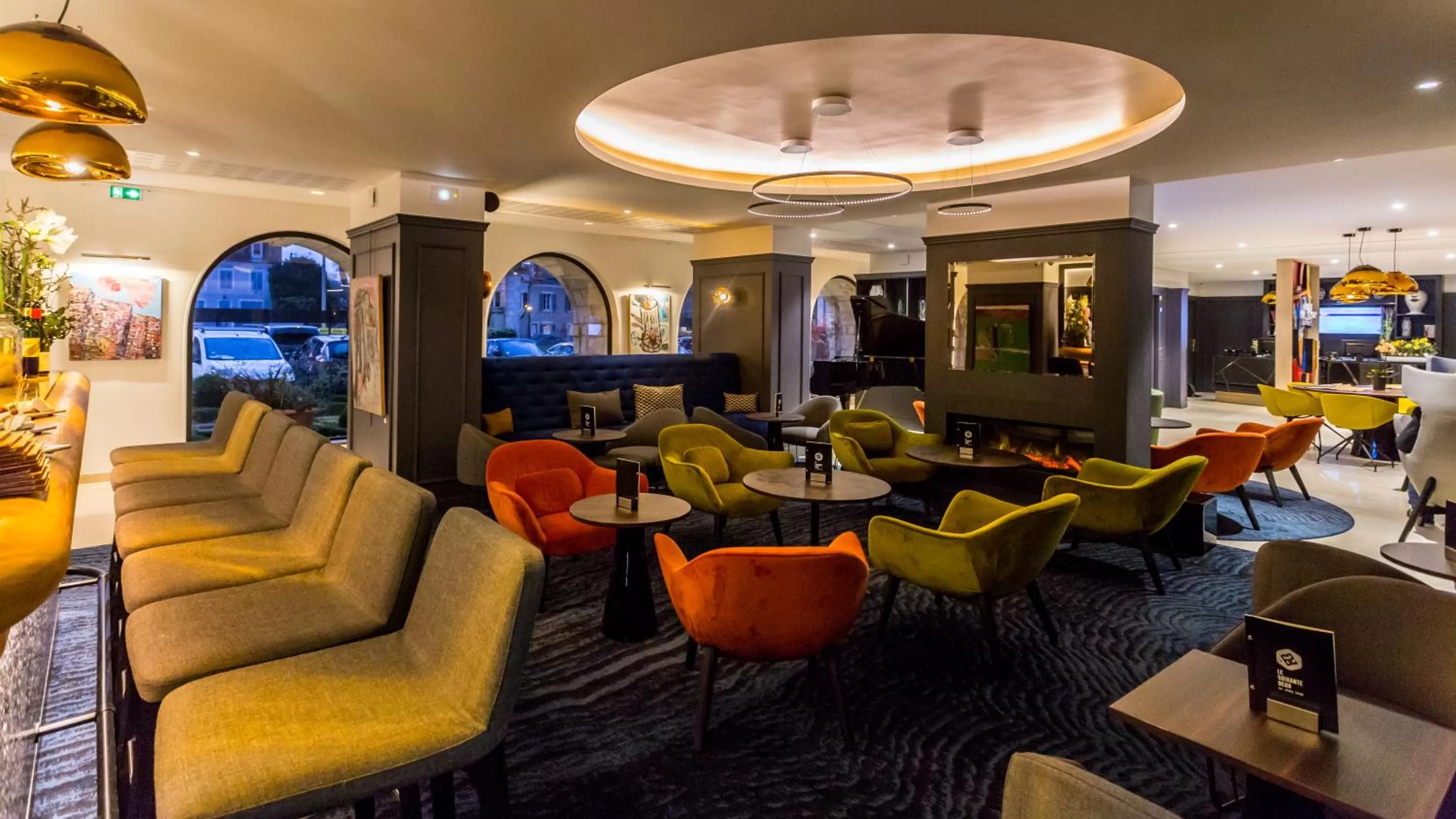 Lounge or bar in Hotel De Bourbon Grand Hotel Mercure Bourges