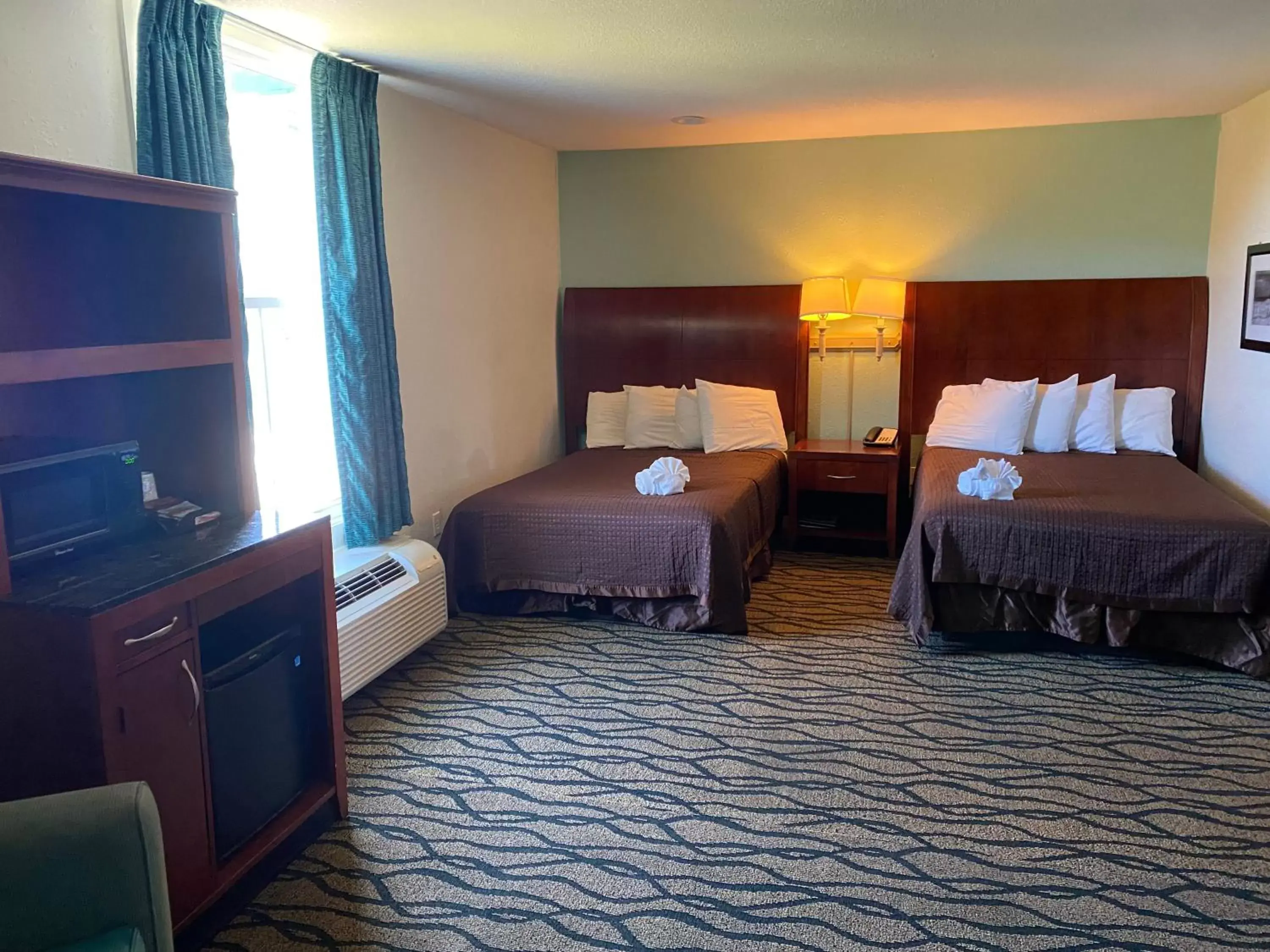 Standard Double Room with Two Double Beds in Outer Banks Inn Standard Double Room with Two Double Beds in Outer Banks Inn