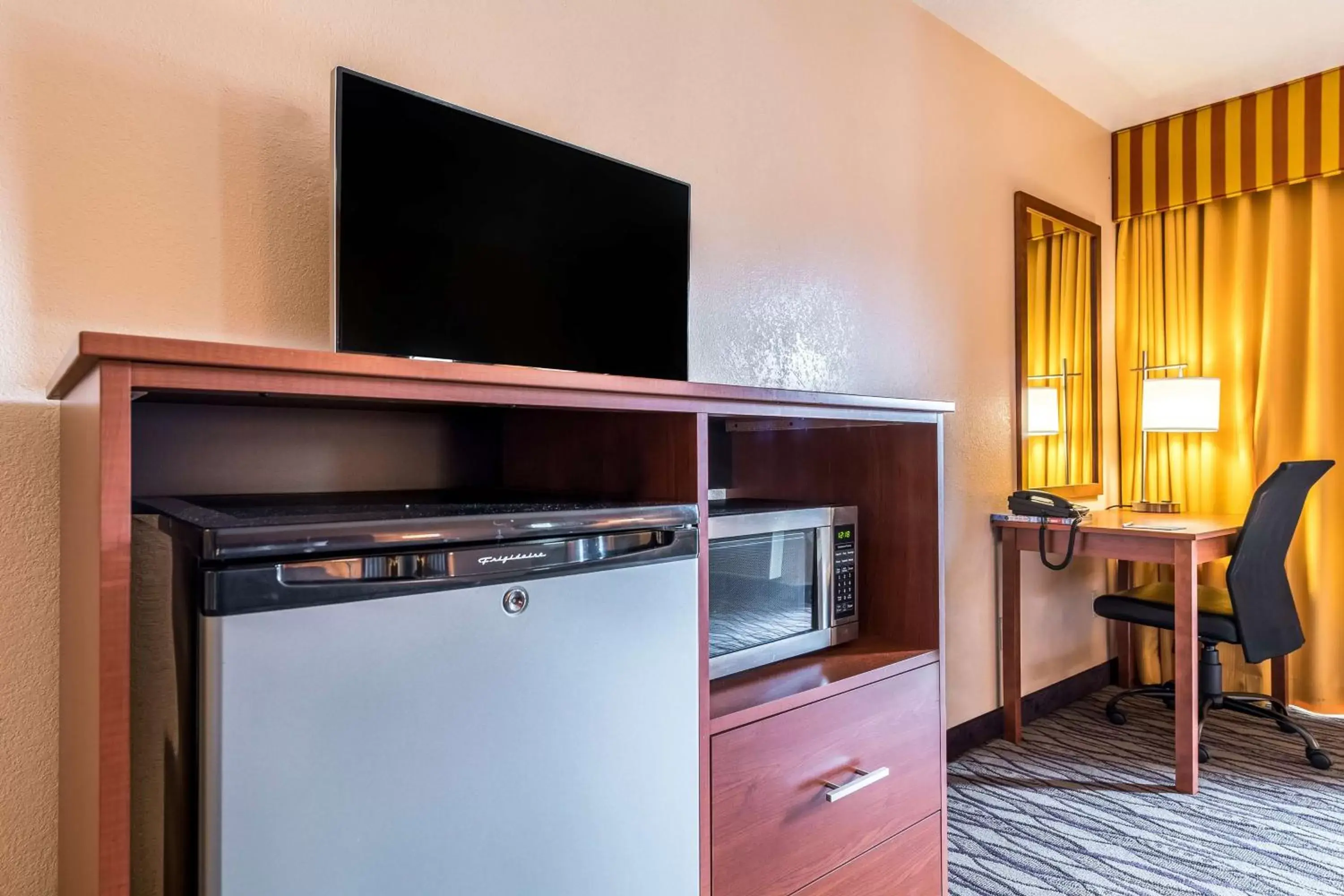 Photo of the whole room, TV/Entertainment Center in SureStay Hotel by Best Western Wenatchee