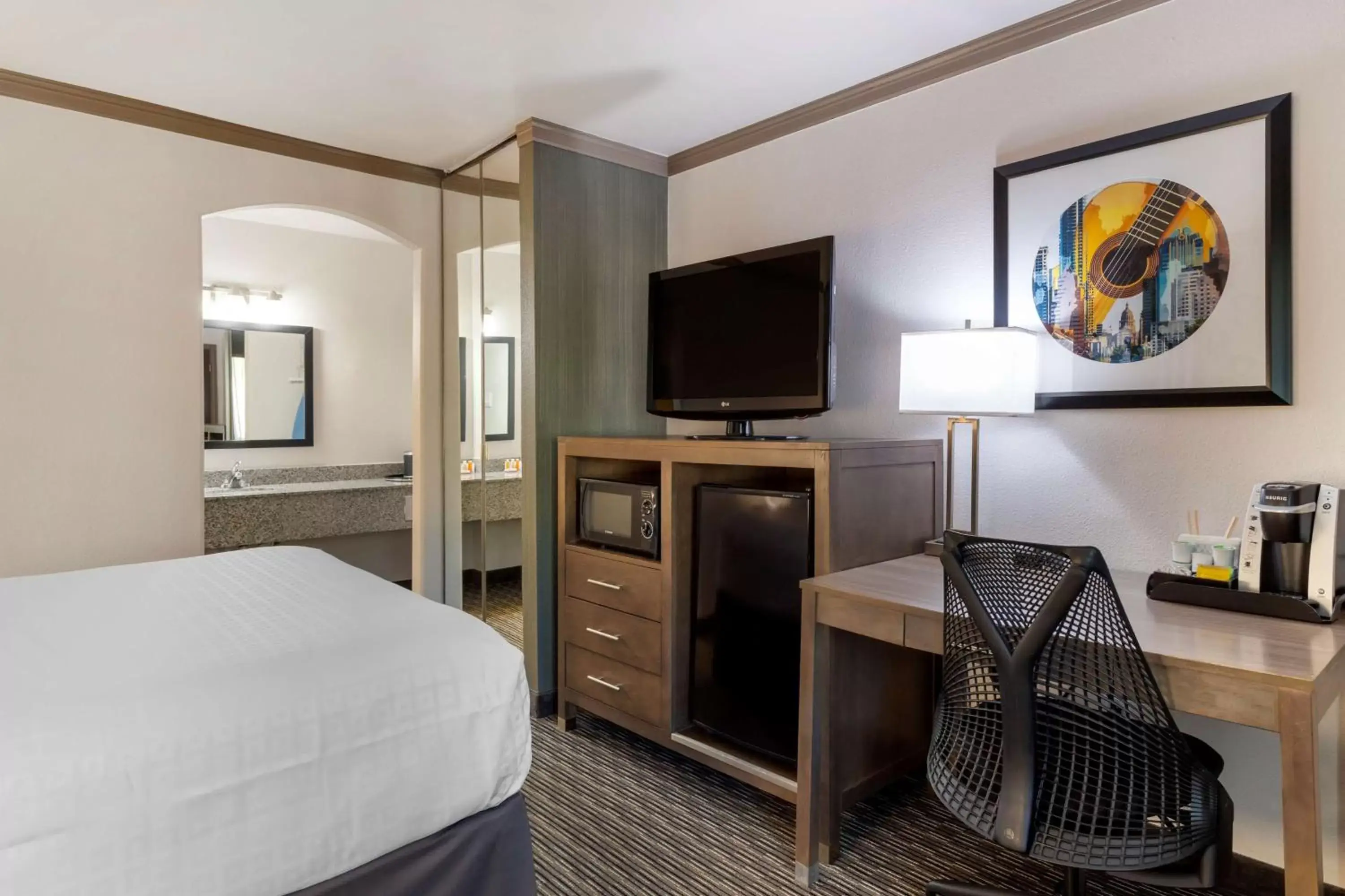 Bedroom, TV/Entertainment Center in Aiden by Best Western @ Austin City Hotel