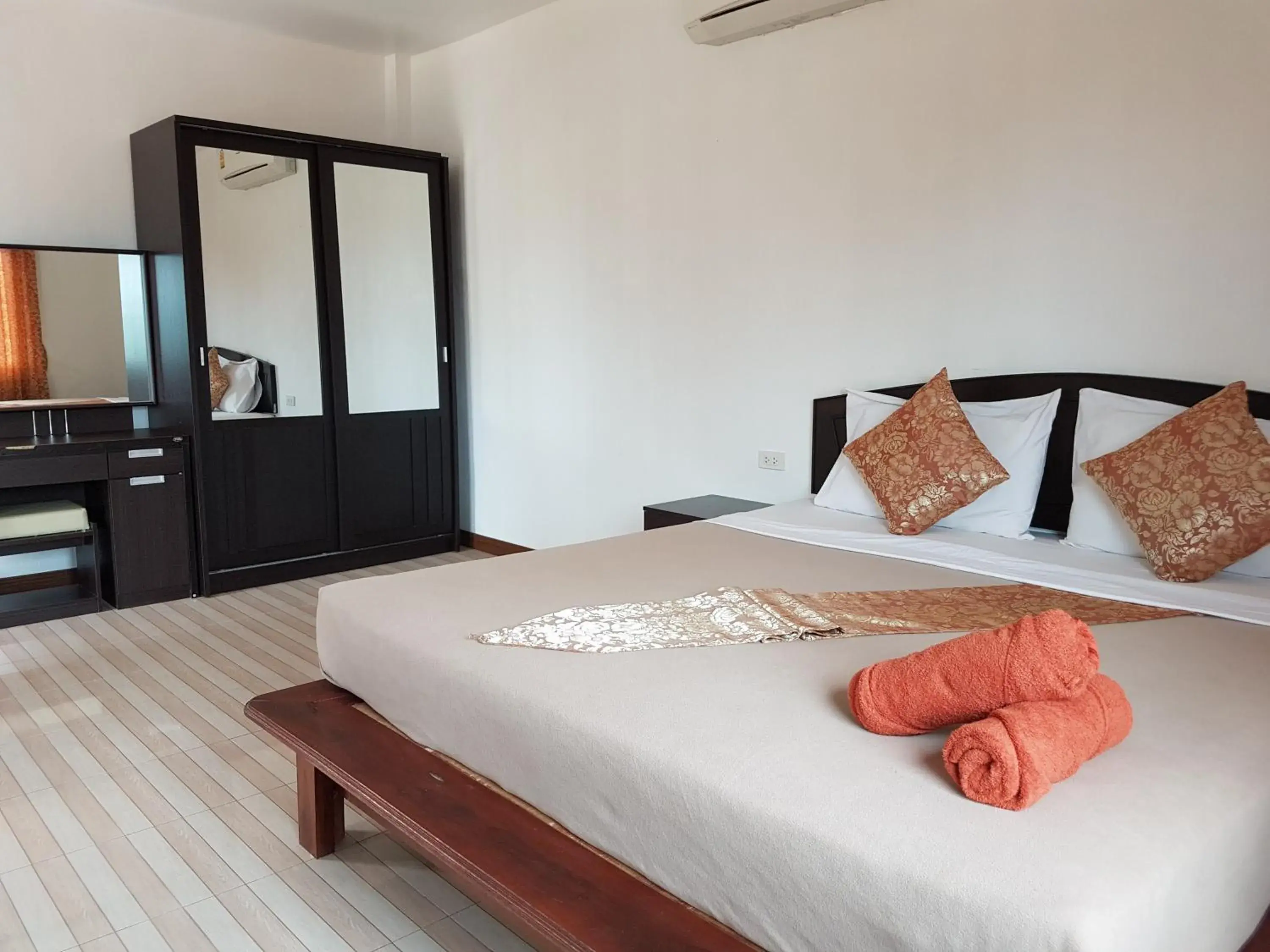 Bedroom, Bed in Lanta Paradise Beach Resort