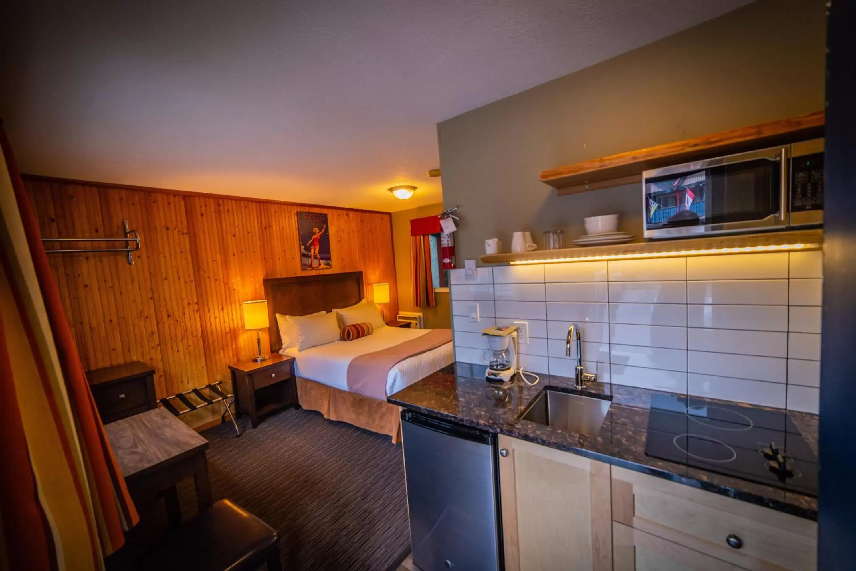 Kitchen or kitchenette, Kitchen/Kitchenette in Alpine Inn & Suites