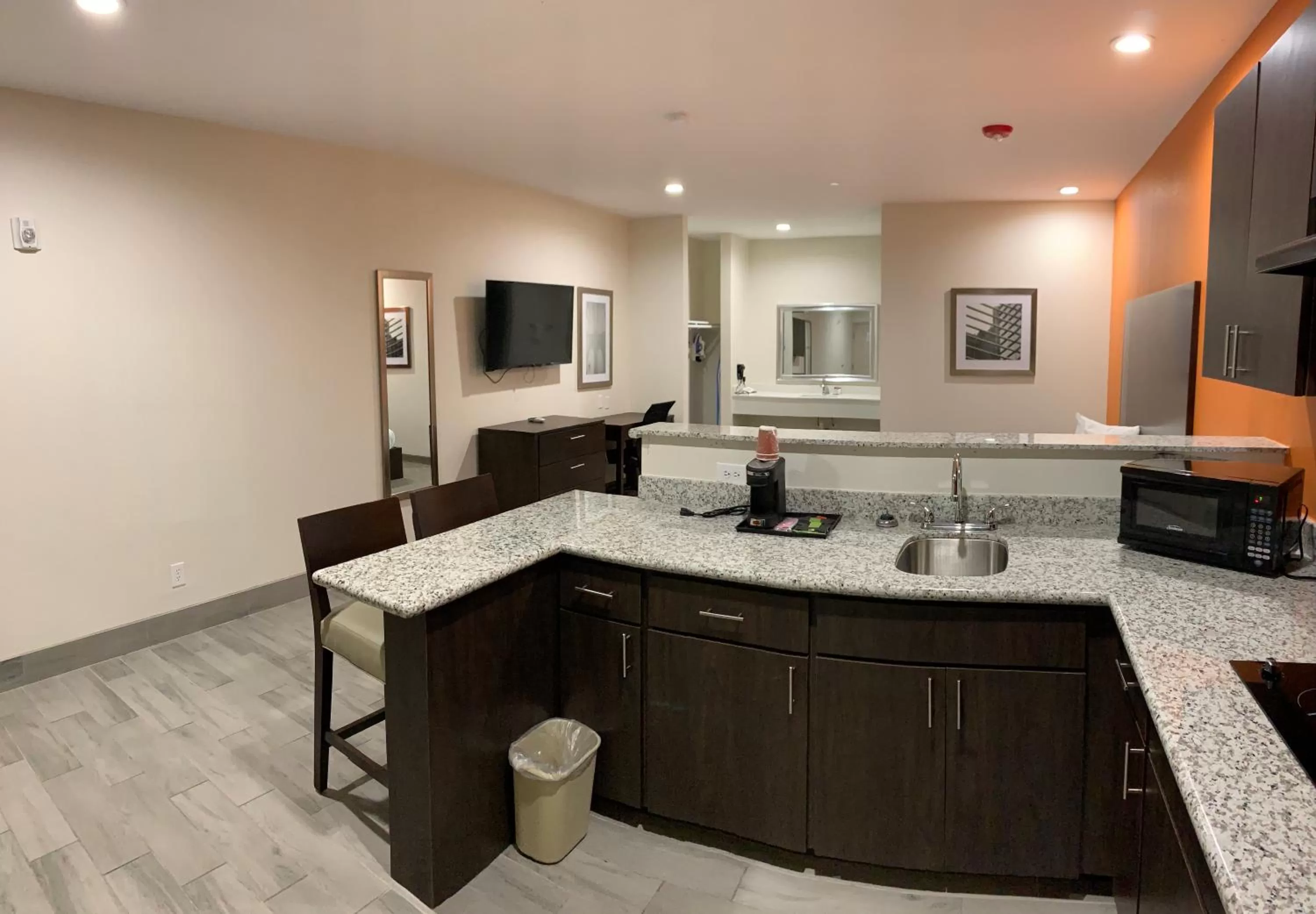 Kitchen or kitchenette in Scottish Inn & Suites - IAH Airport