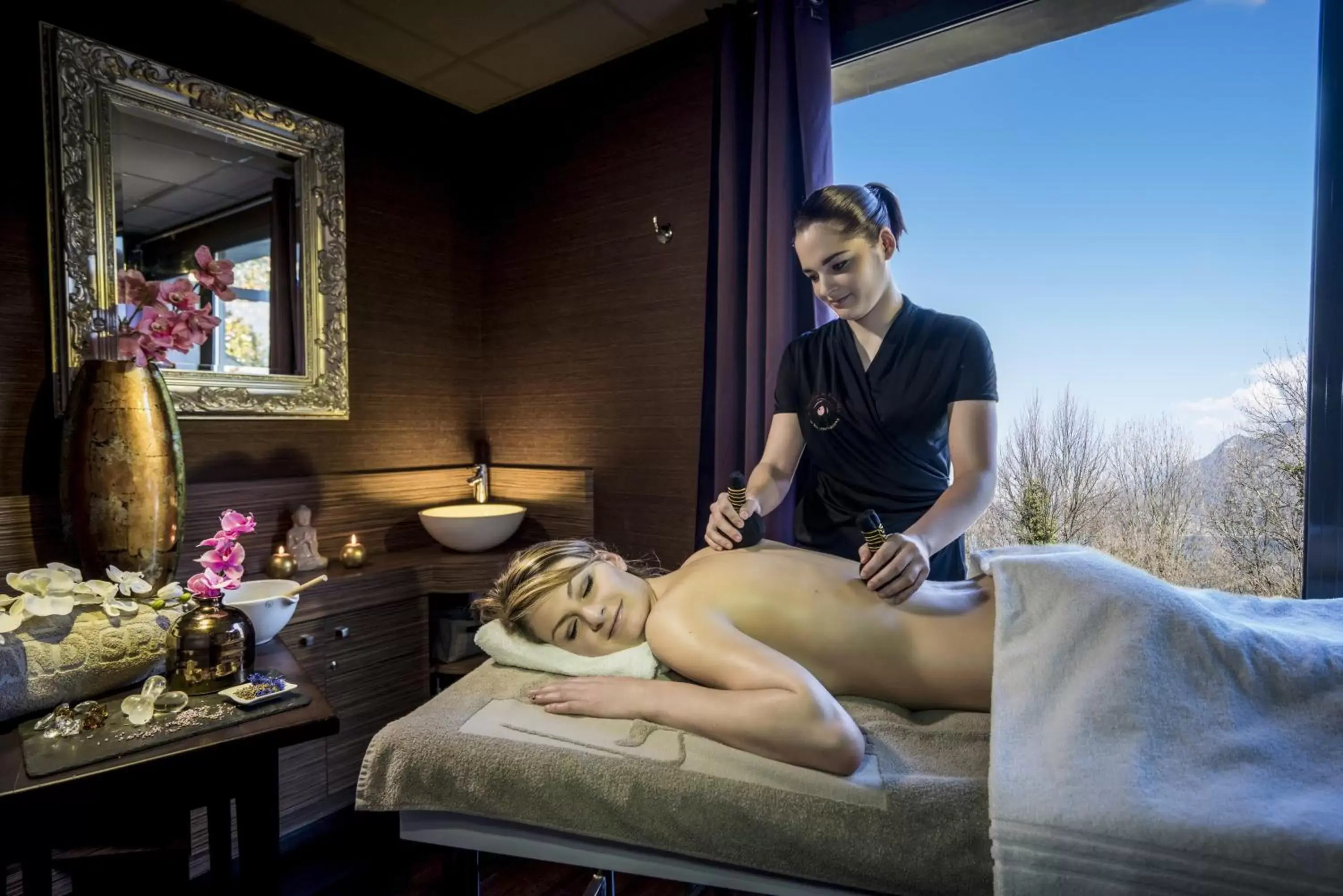 Massage in Les Trésoms Lake and Spa Resort