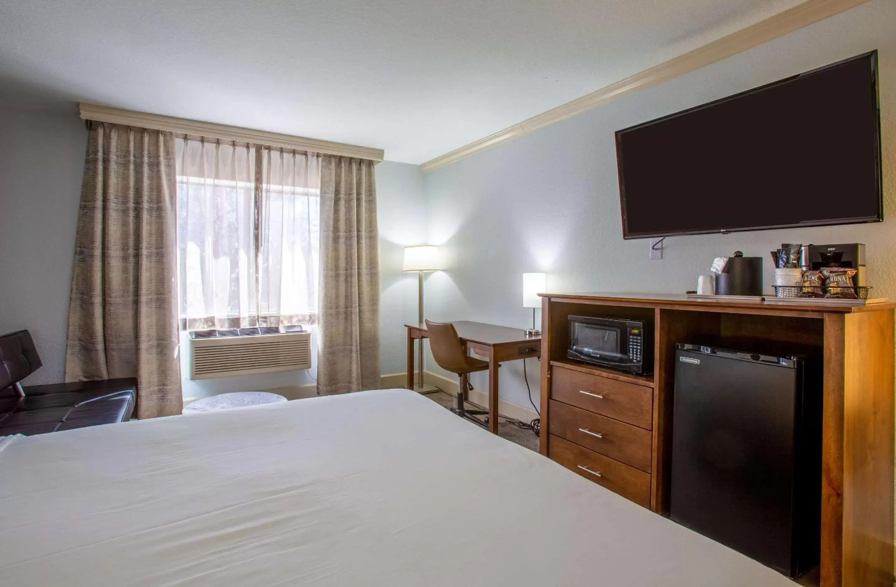 Bedroom, TV/Entertainment Center in Arroyo Pinion Hotel, Ascend Hotel Collection