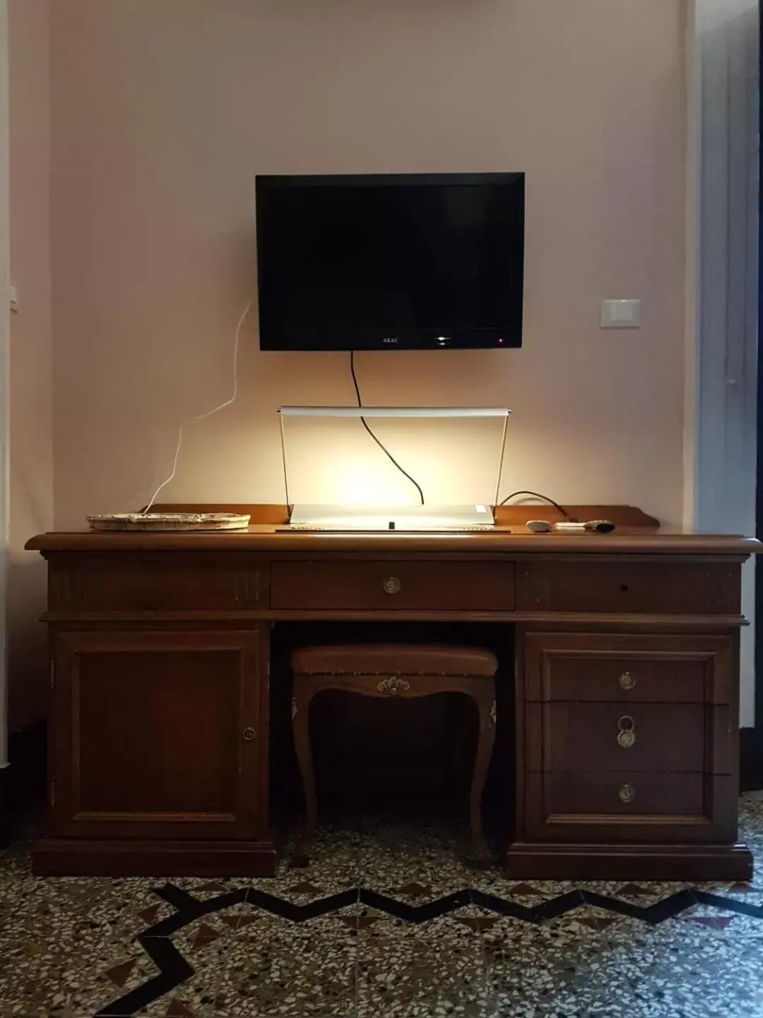 TV/Entertainment Center in I Lumi