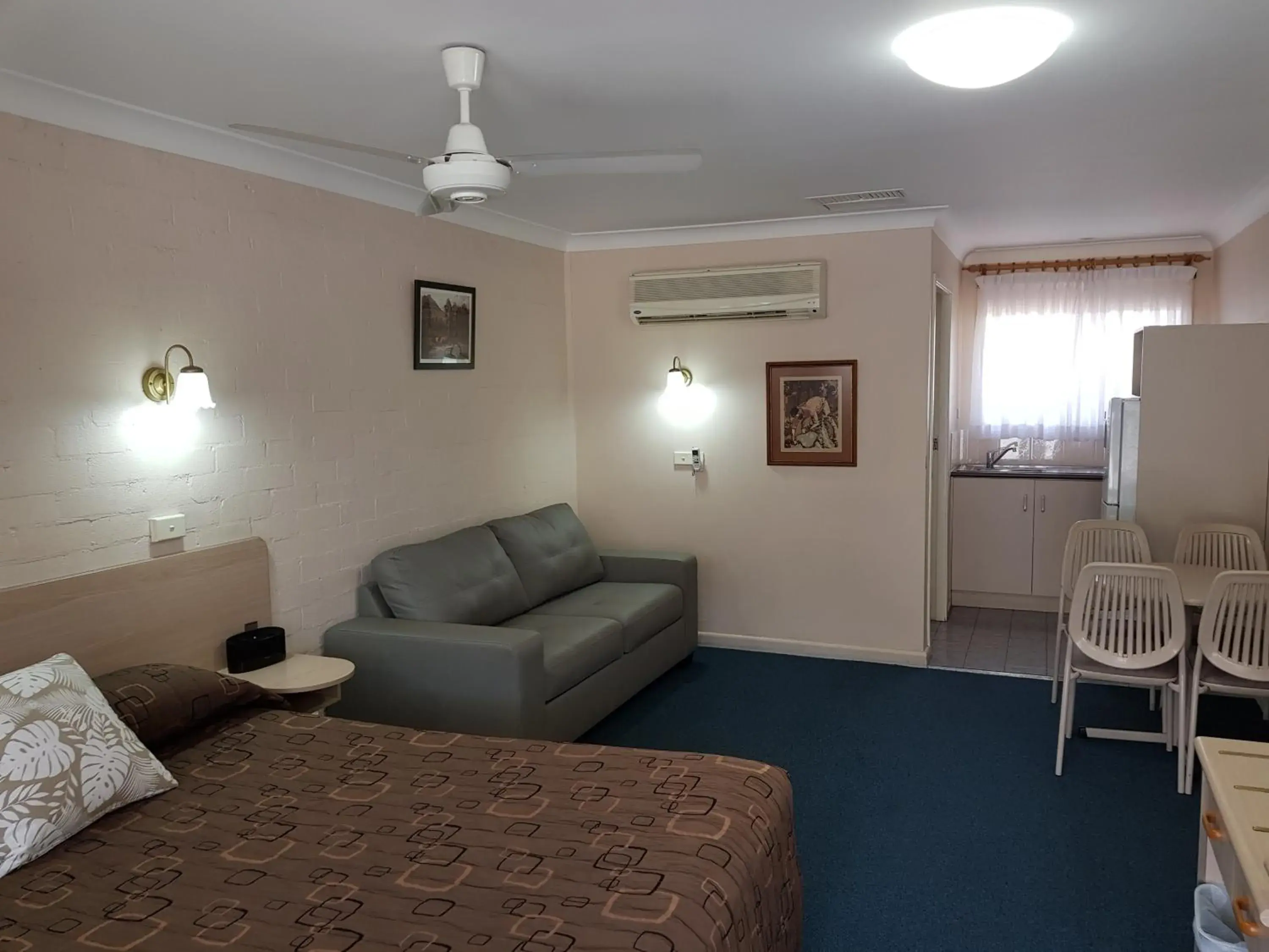 Photo of the whole room, Seating Area in Abraham Lincoln Motel