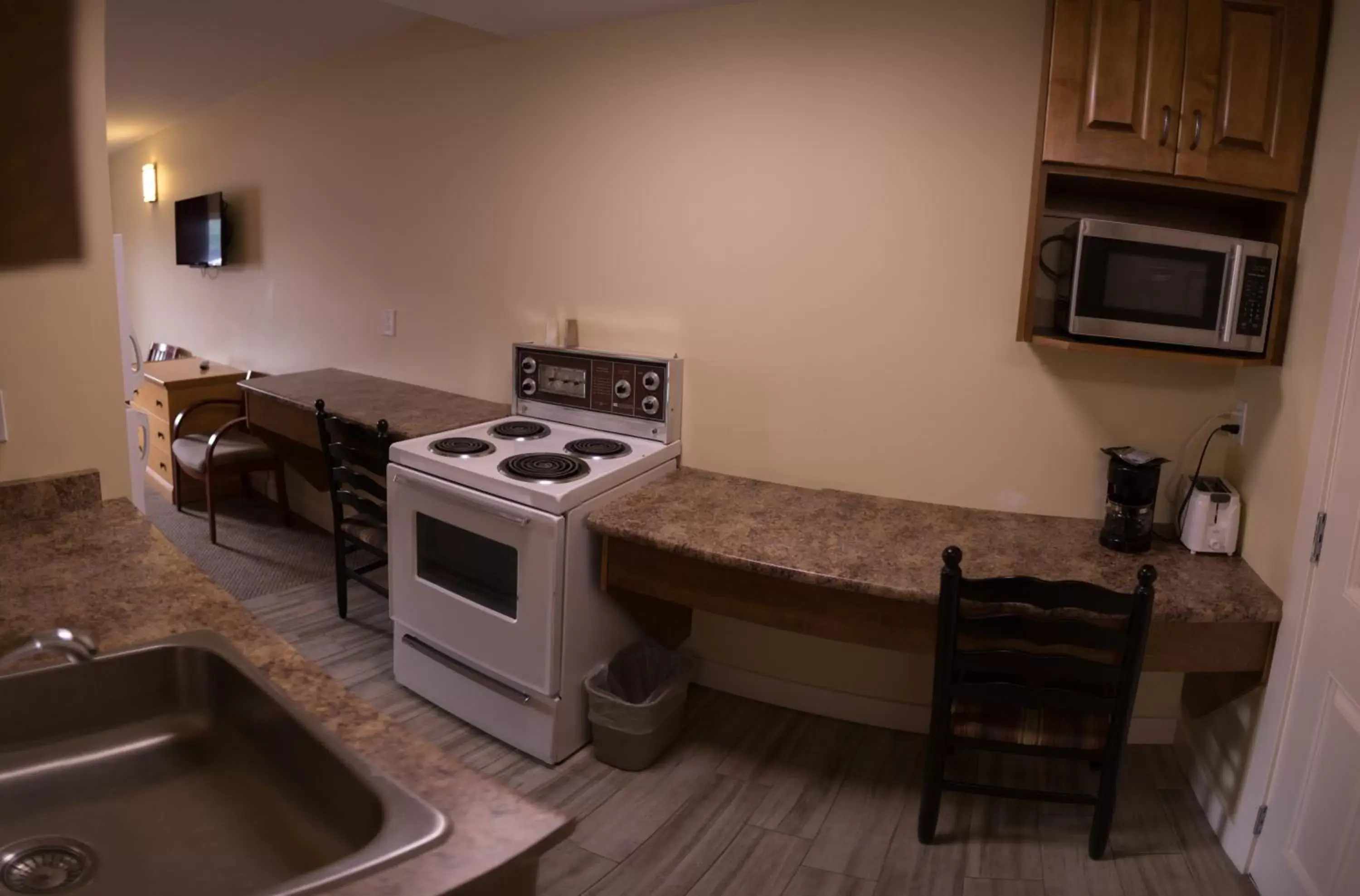 Kitchen/Kitchenette in Sahara Courtyard Inn Penticton