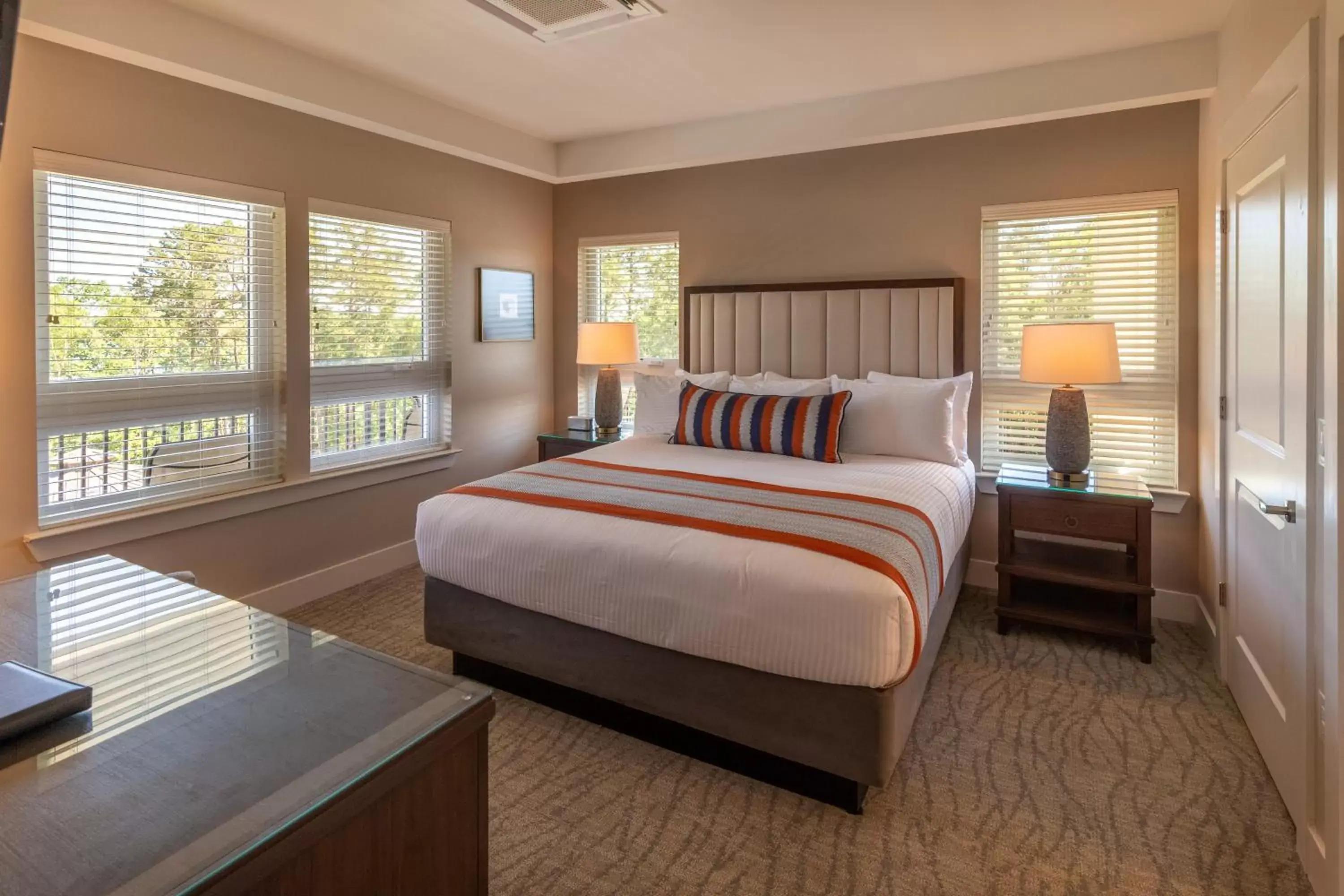 Photo of the whole room, Bed in Lakeside Lodge Clemson