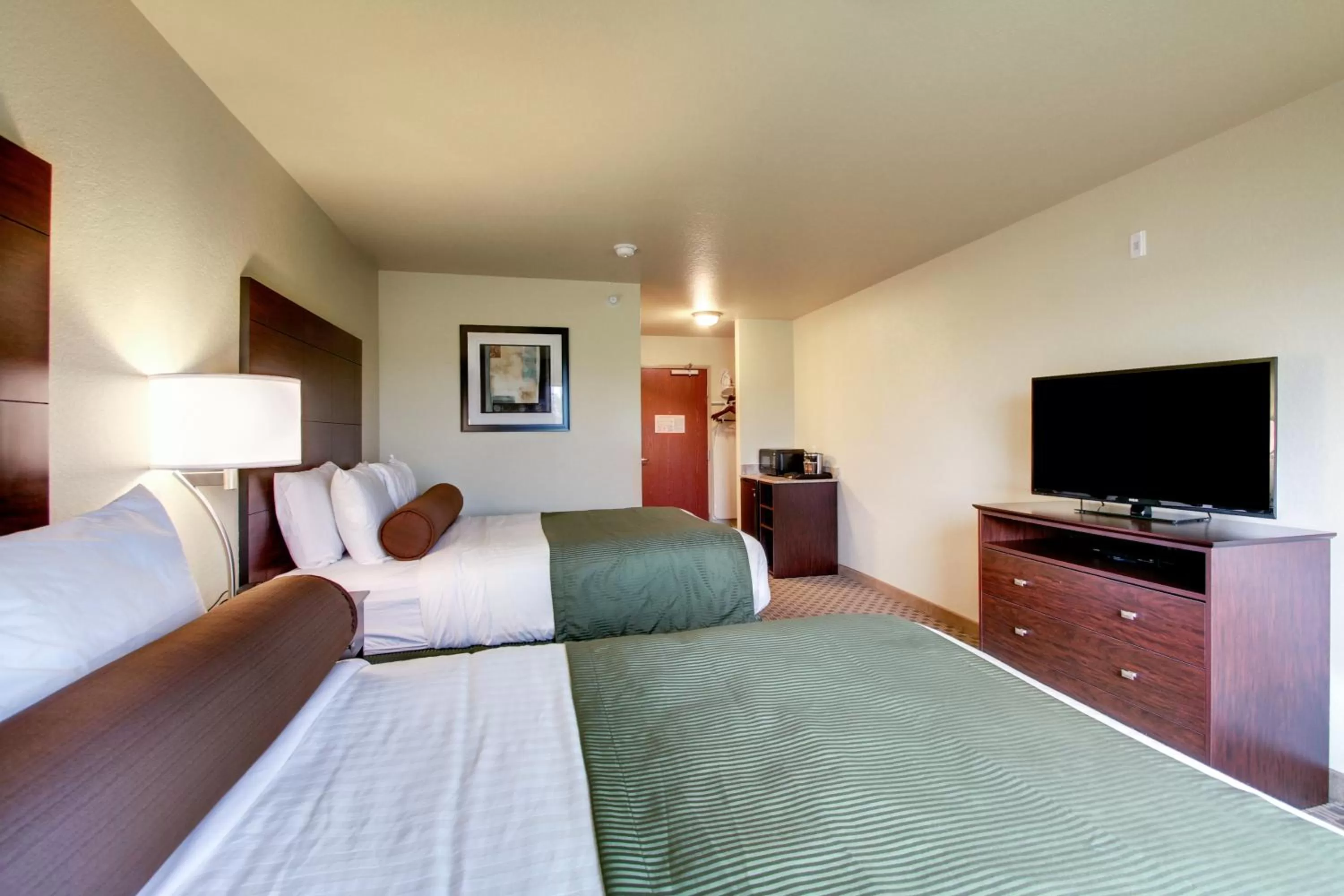 Photo of the whole room, Bed in Cobblestone Inn & Suites - Schuyler