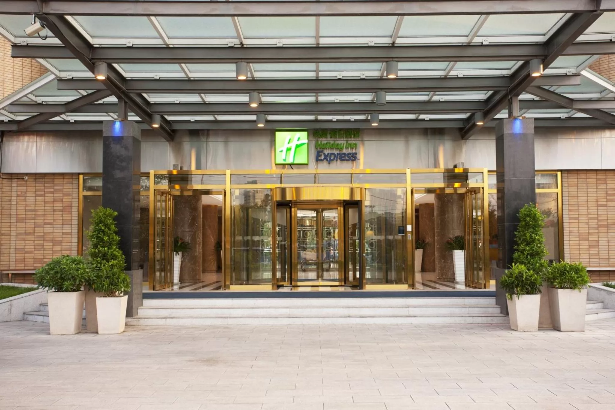 Property building in Holiday Inn Express Shangdi Beijing by IHG l Next to Yuanmingyuan Park & Subway & Qinghe Railway Station & Beijing Sport University l Taxi 15 Minutes to Summer Palace & Peking University & Tsinghua University l 20 Minutes to Badaling Great Wall by Railway