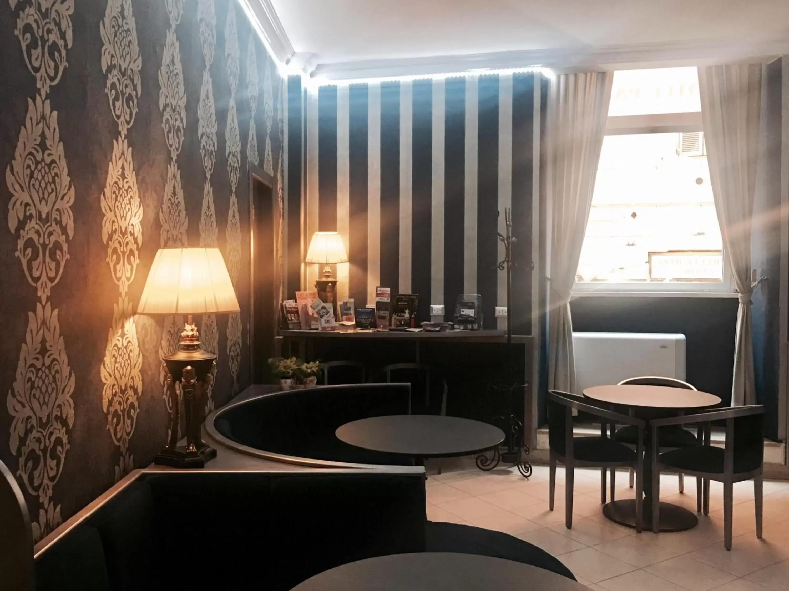 Communal lounge/ TV room, Bathroom in Hotel Paris