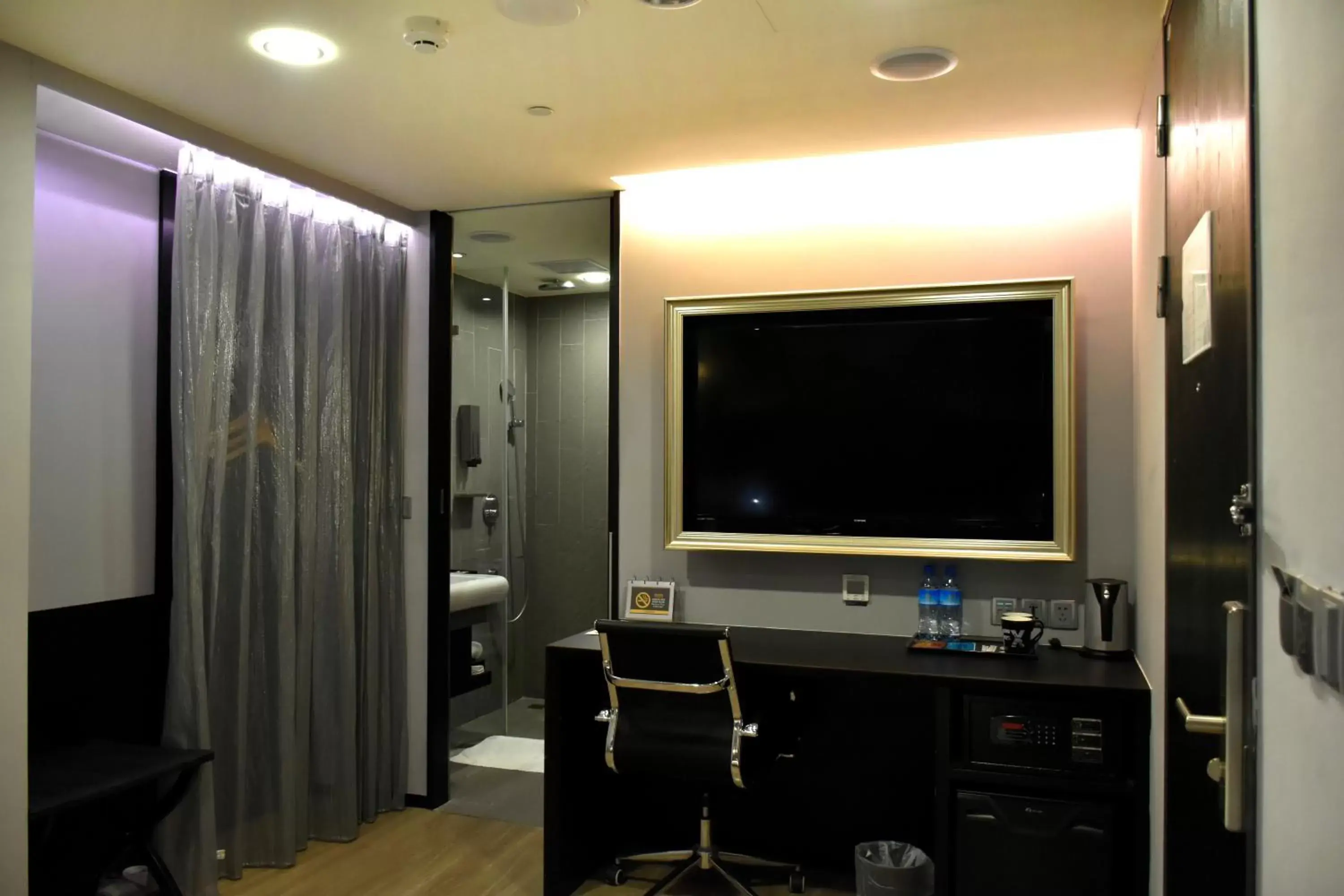 Photo of the whole room, TV/Entertainment Center in FX Hotel Tainan