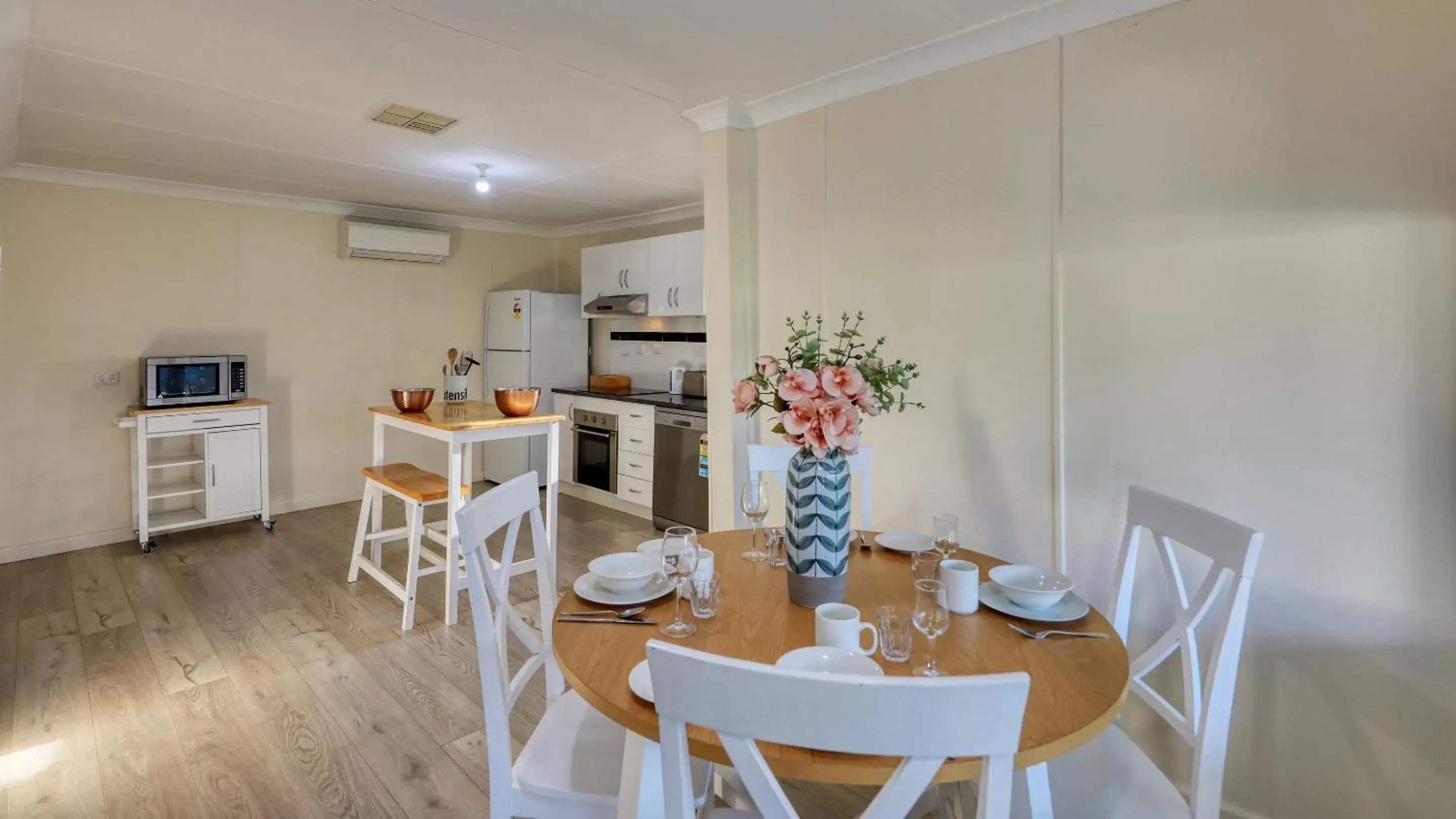 Kitchen or kitchenette, Dining Area in Castlereagh Lodge Motel