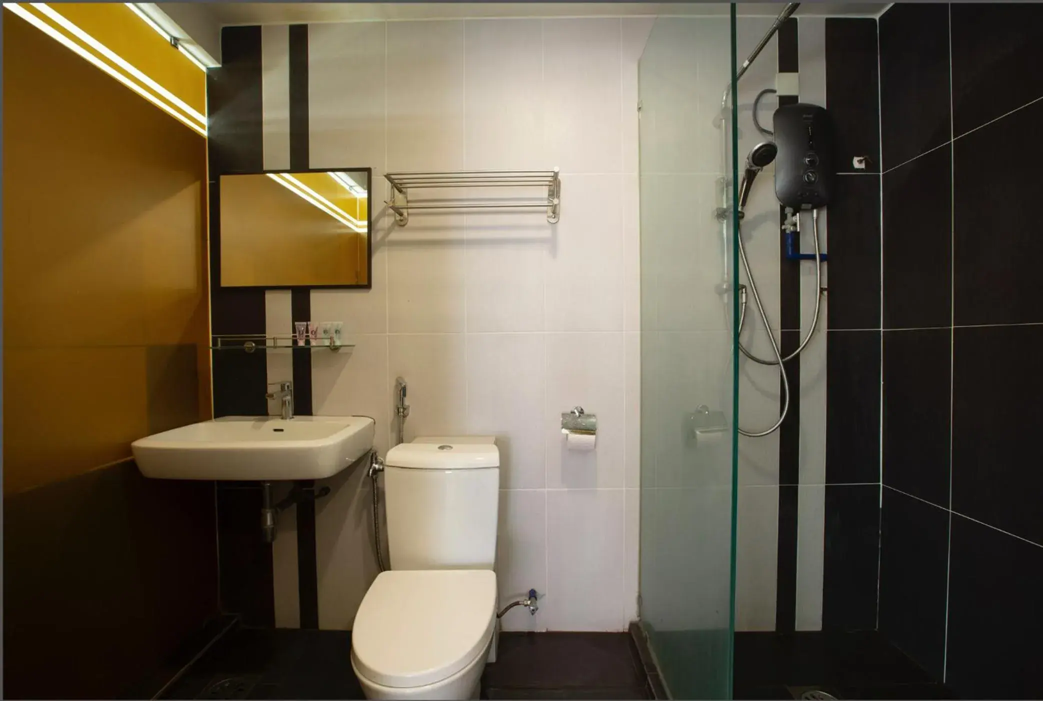 Bathroom in Sun Inns Hotel Jalan Tar