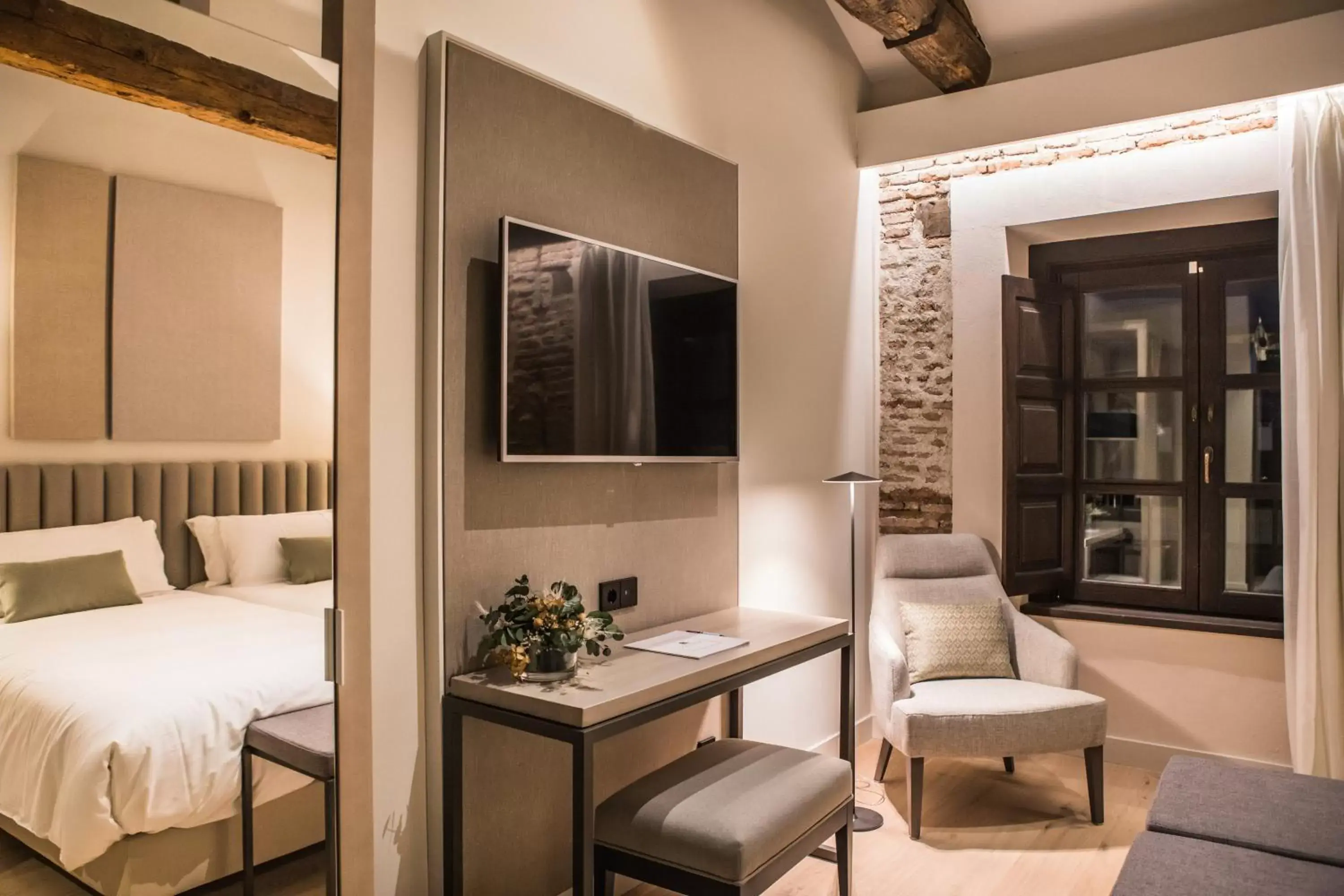 Bedroom, TV/Entertainment Center in Sofraga Palacio, World Hotels Crafted