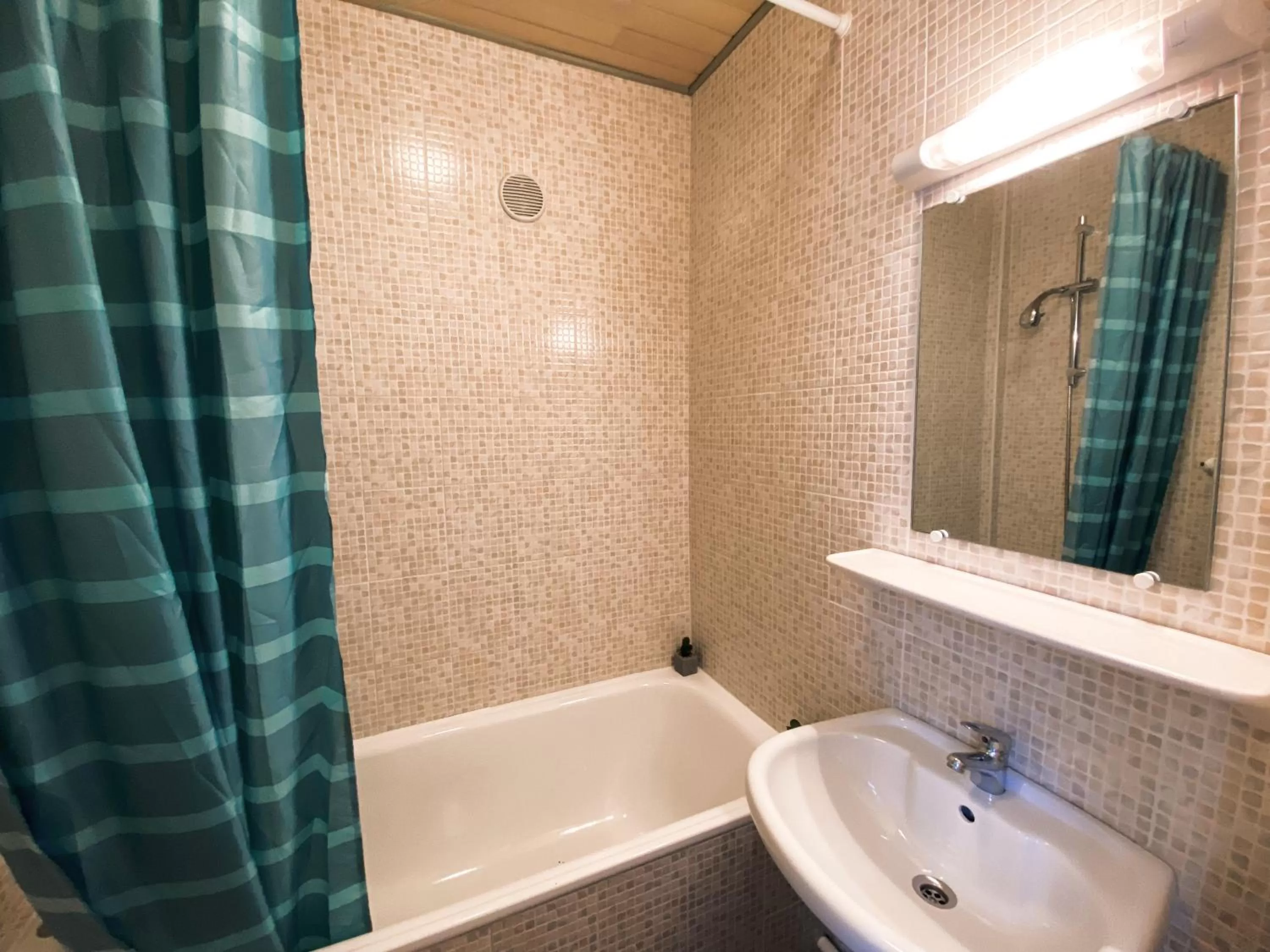 Bathroom in Hôtel Restaurant "La Petite Auberge"