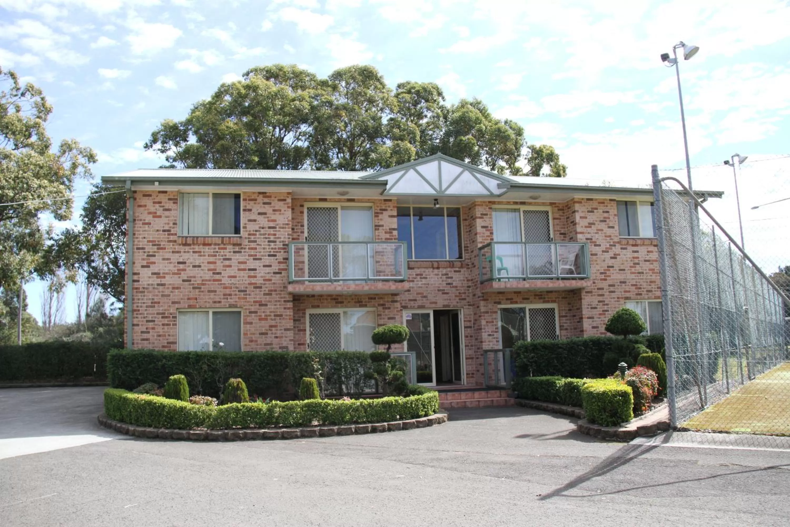 Property building in Golf Place Inn Wollongong