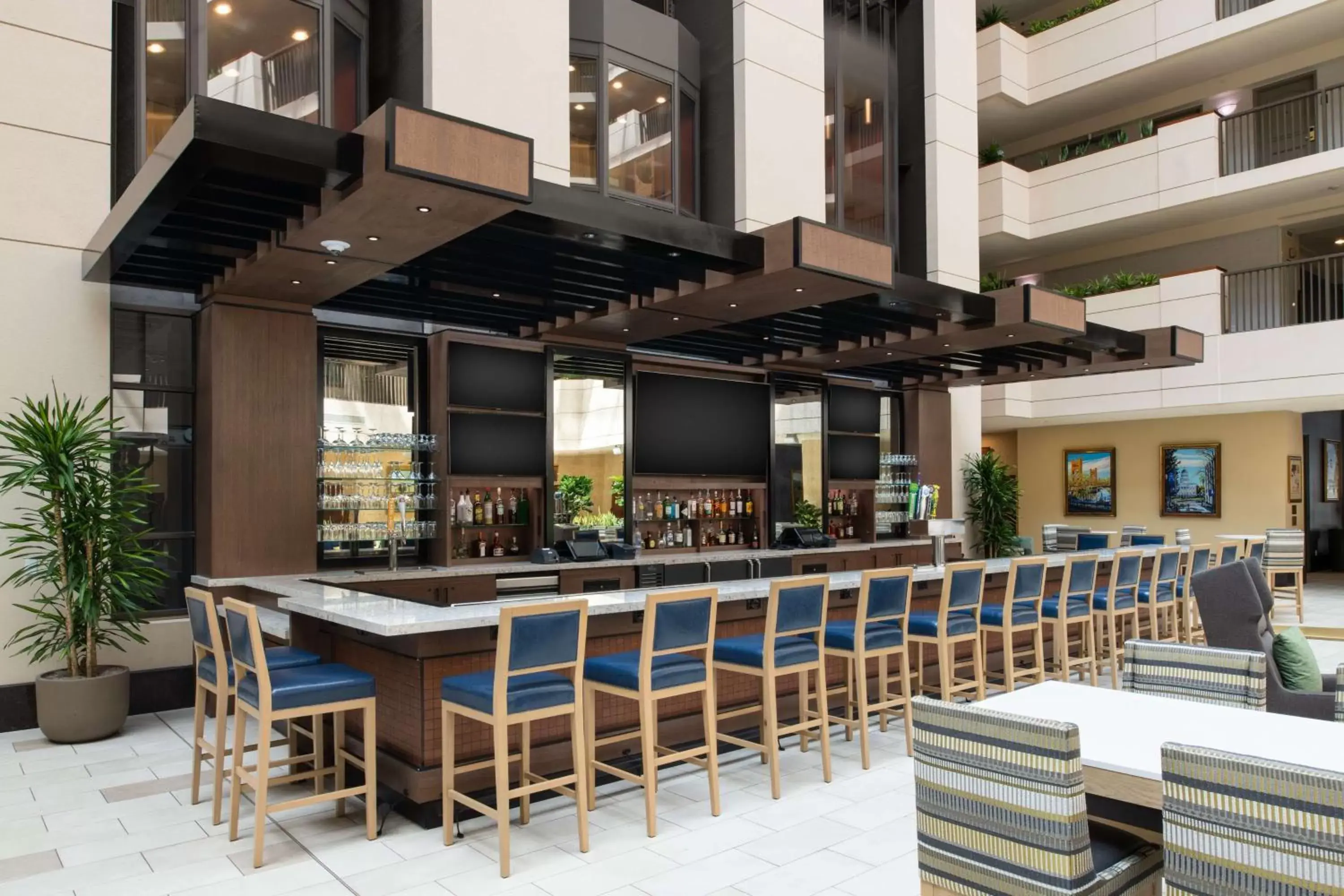 Lounge or bar, Lounge/Bar in Embassy Suites by Hilton Sacramento Riverfront Promenade