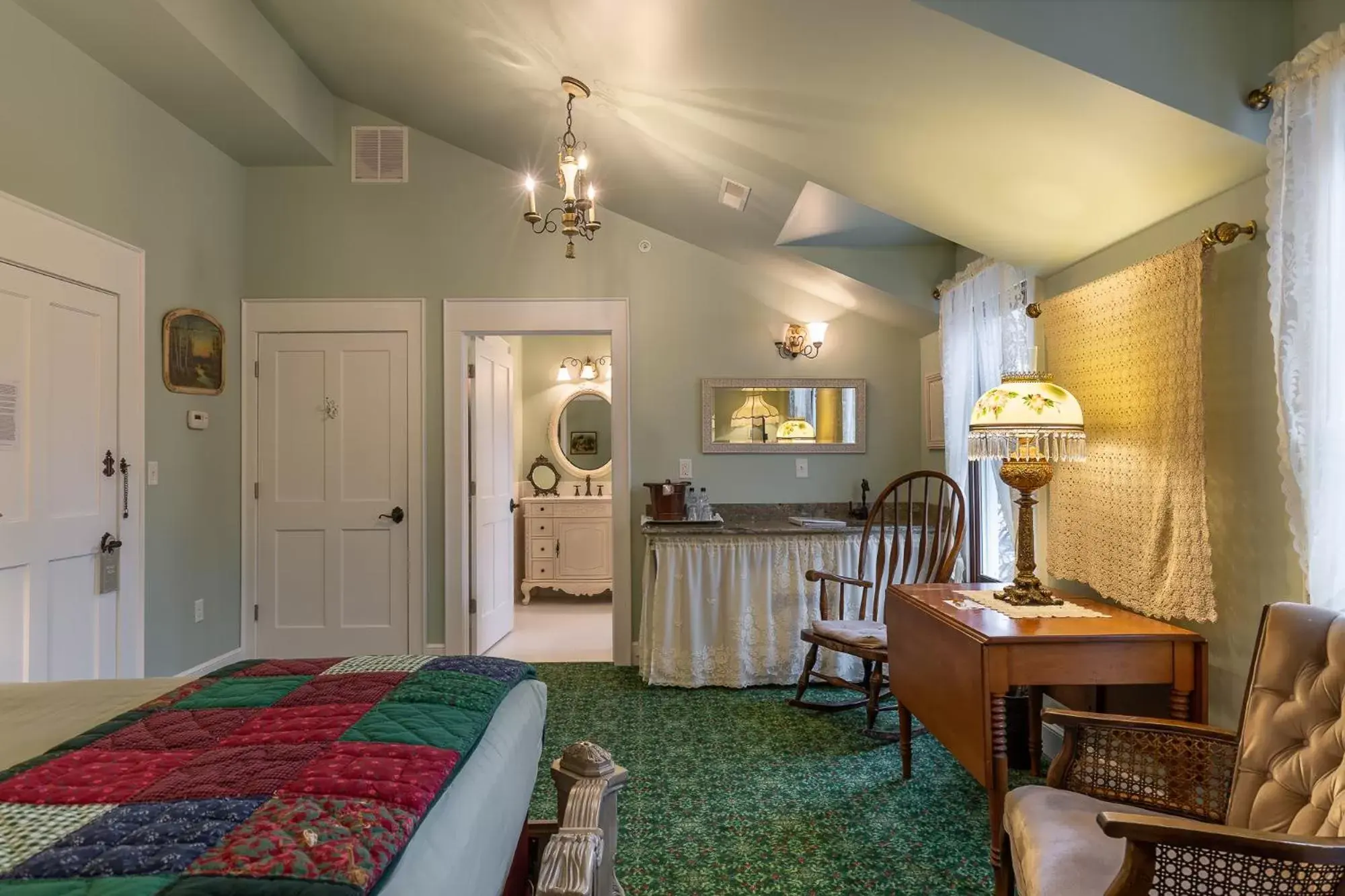 Seating area, TV/Entertainment Center in Steele Mansion Inn & Gathering Hub