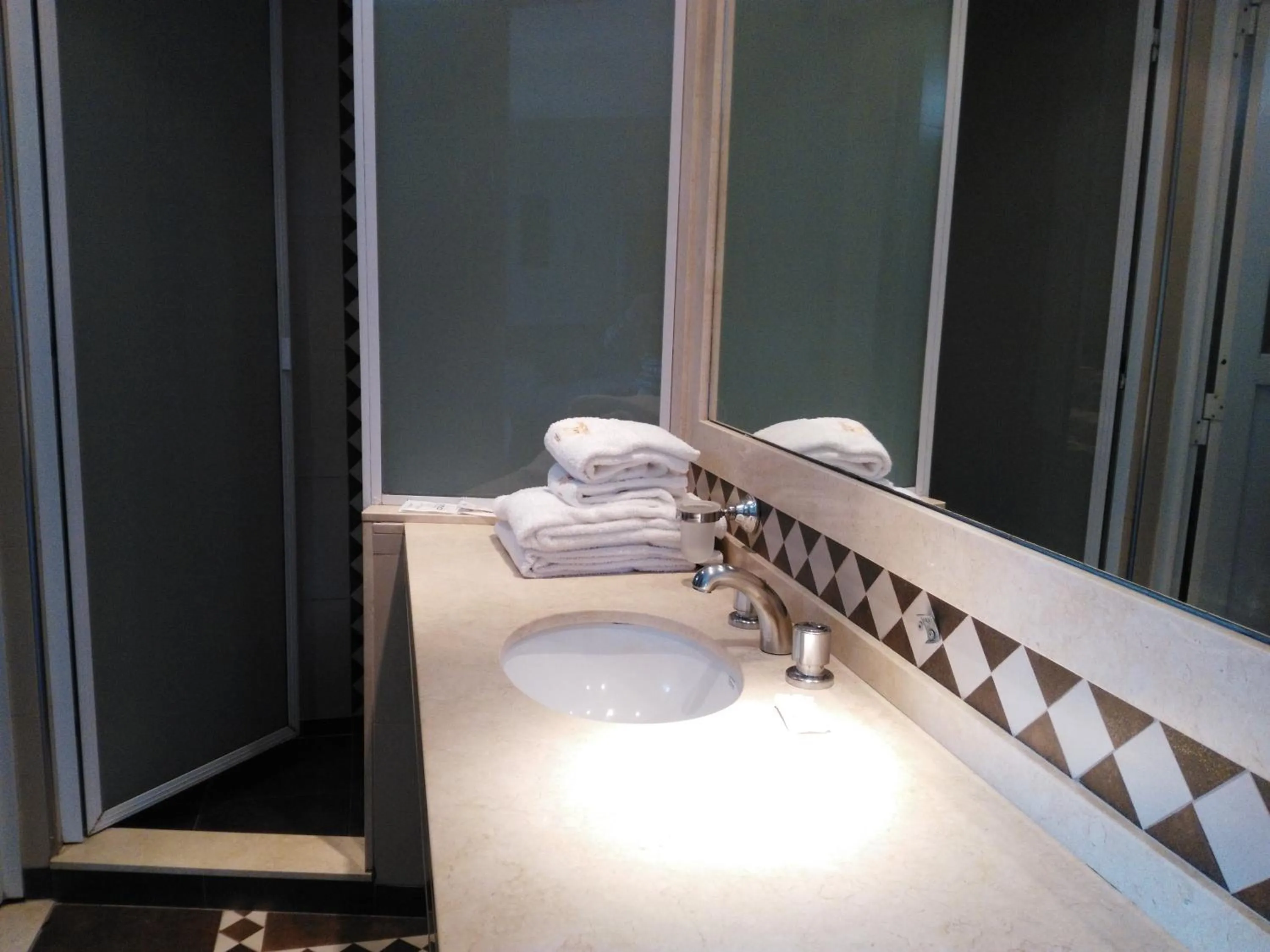 Bathroom, Bed in Hotel A&B Internacional