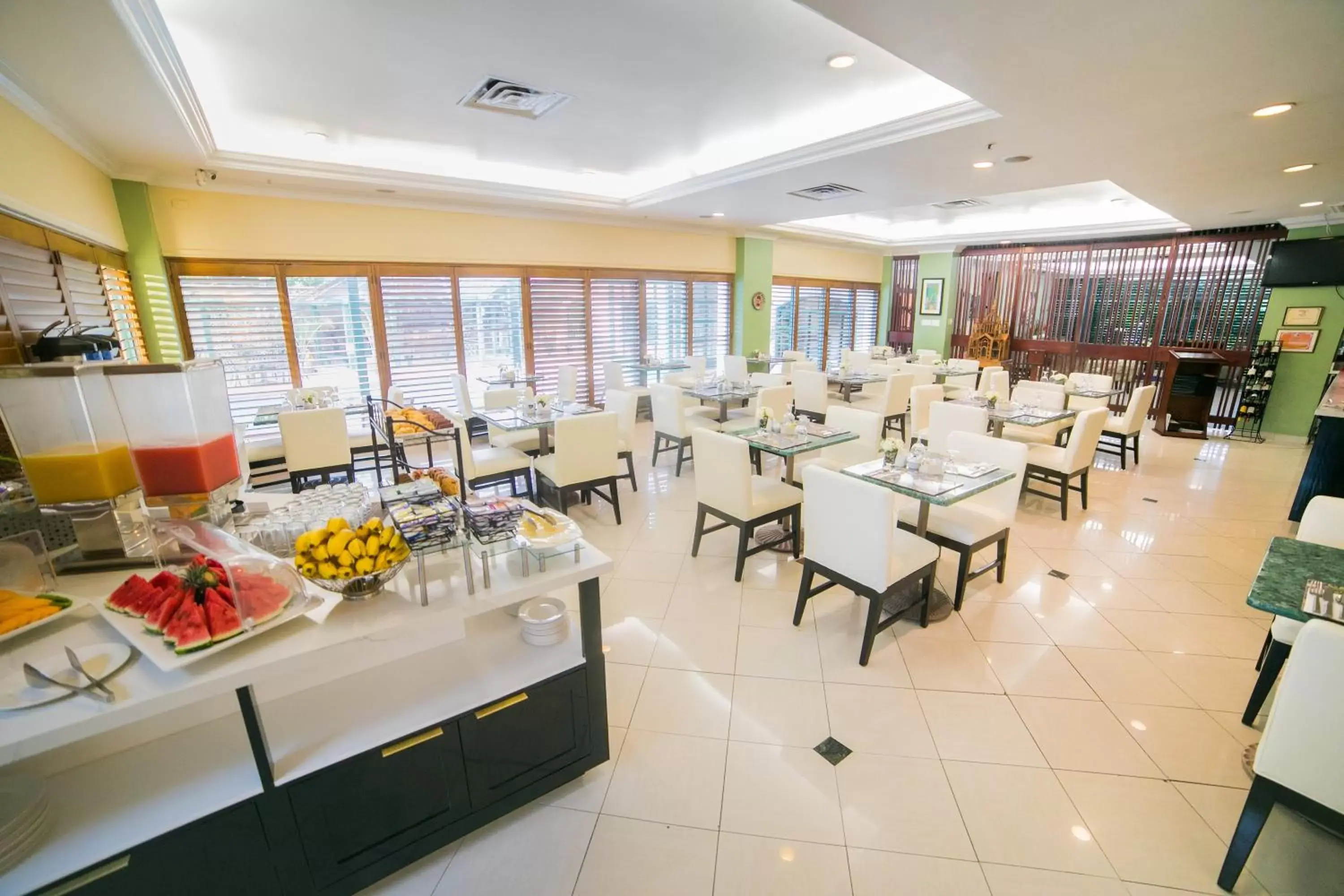 Restaurant/Places to Eat in Courtleigh Hotel & Suites
