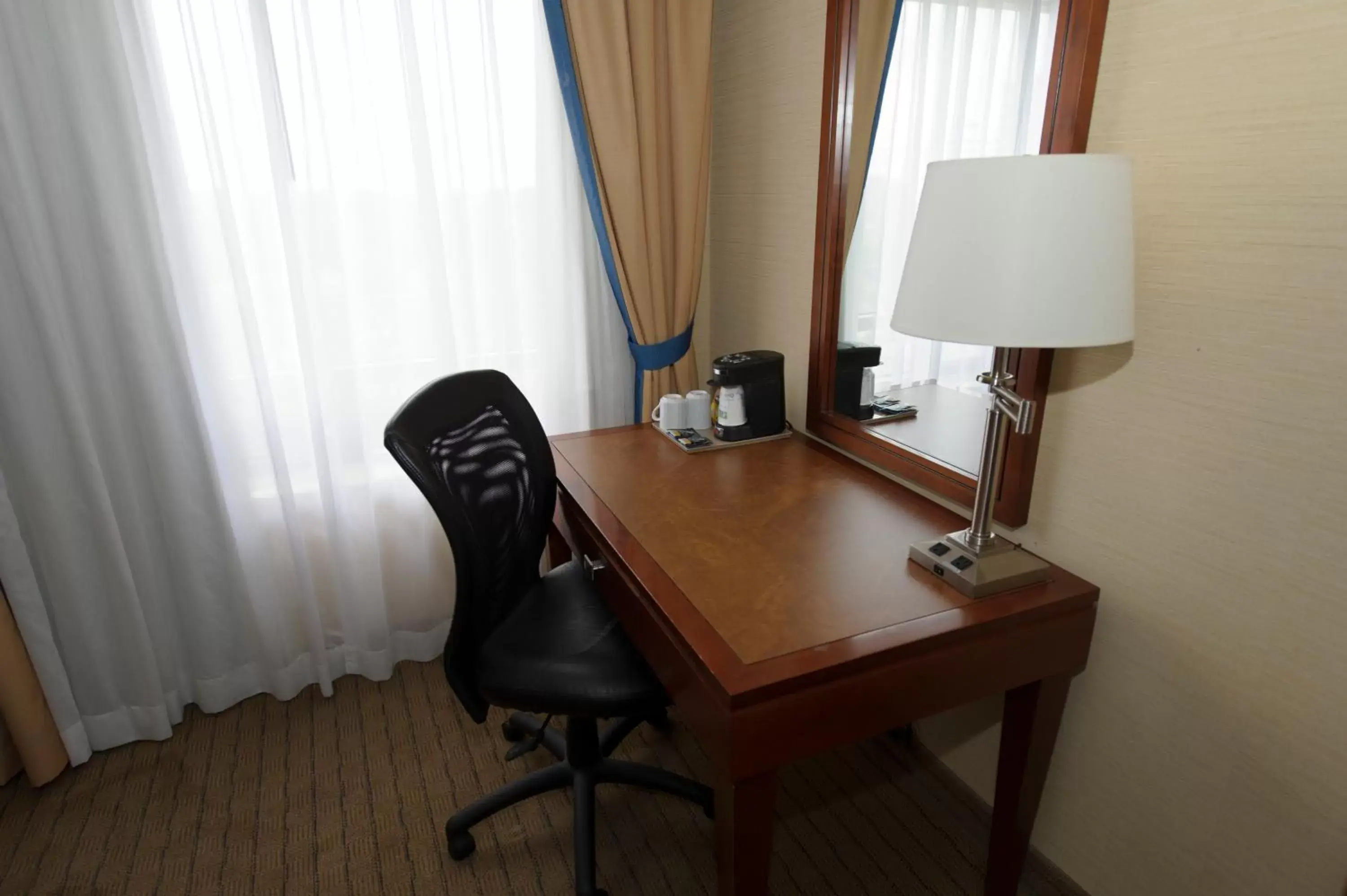 Seating area, TV/Entertainment Center in Allure Hotel & Suites - London Downtown