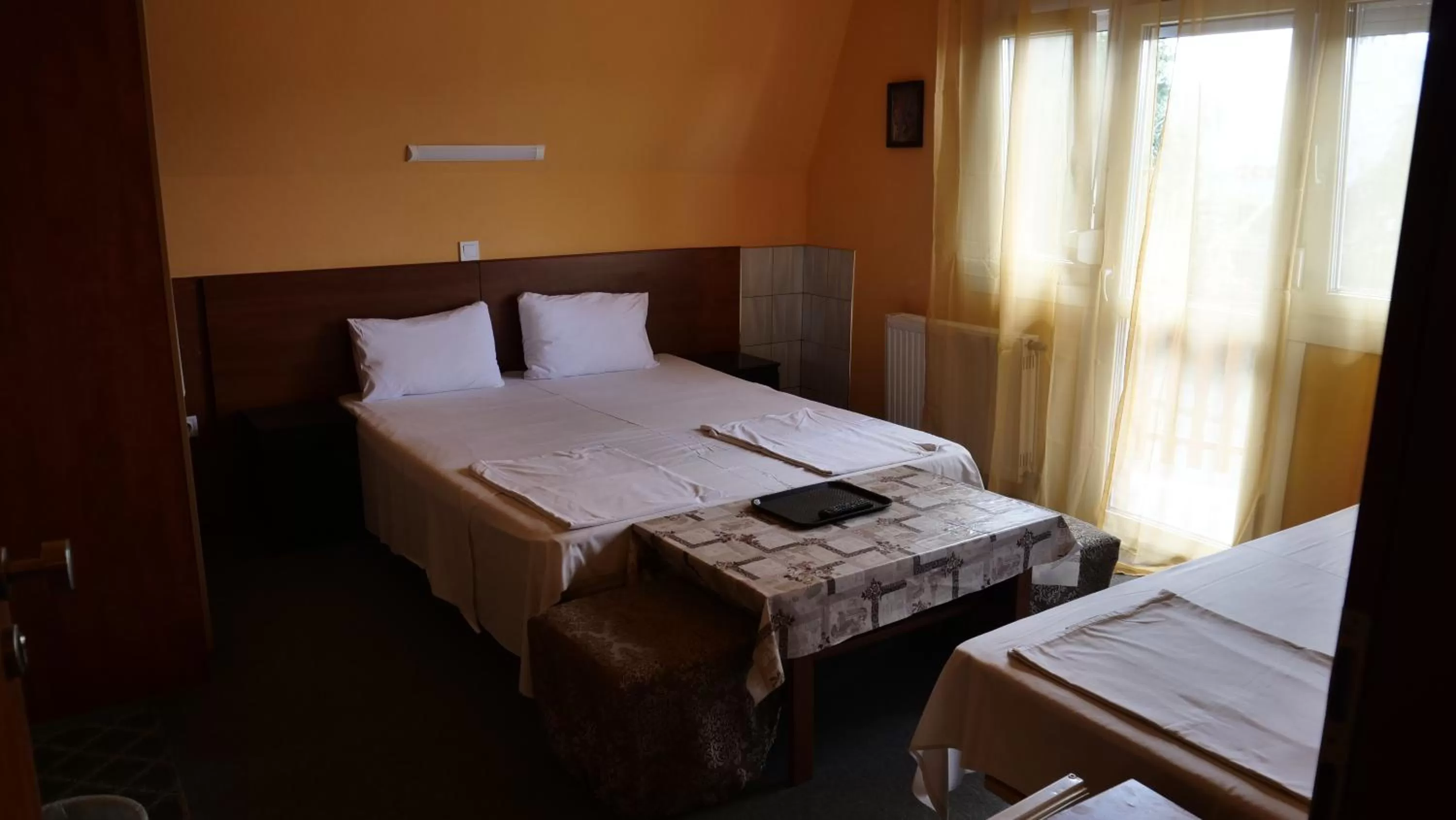 Property building, Bed in Attila Hotel Budapest