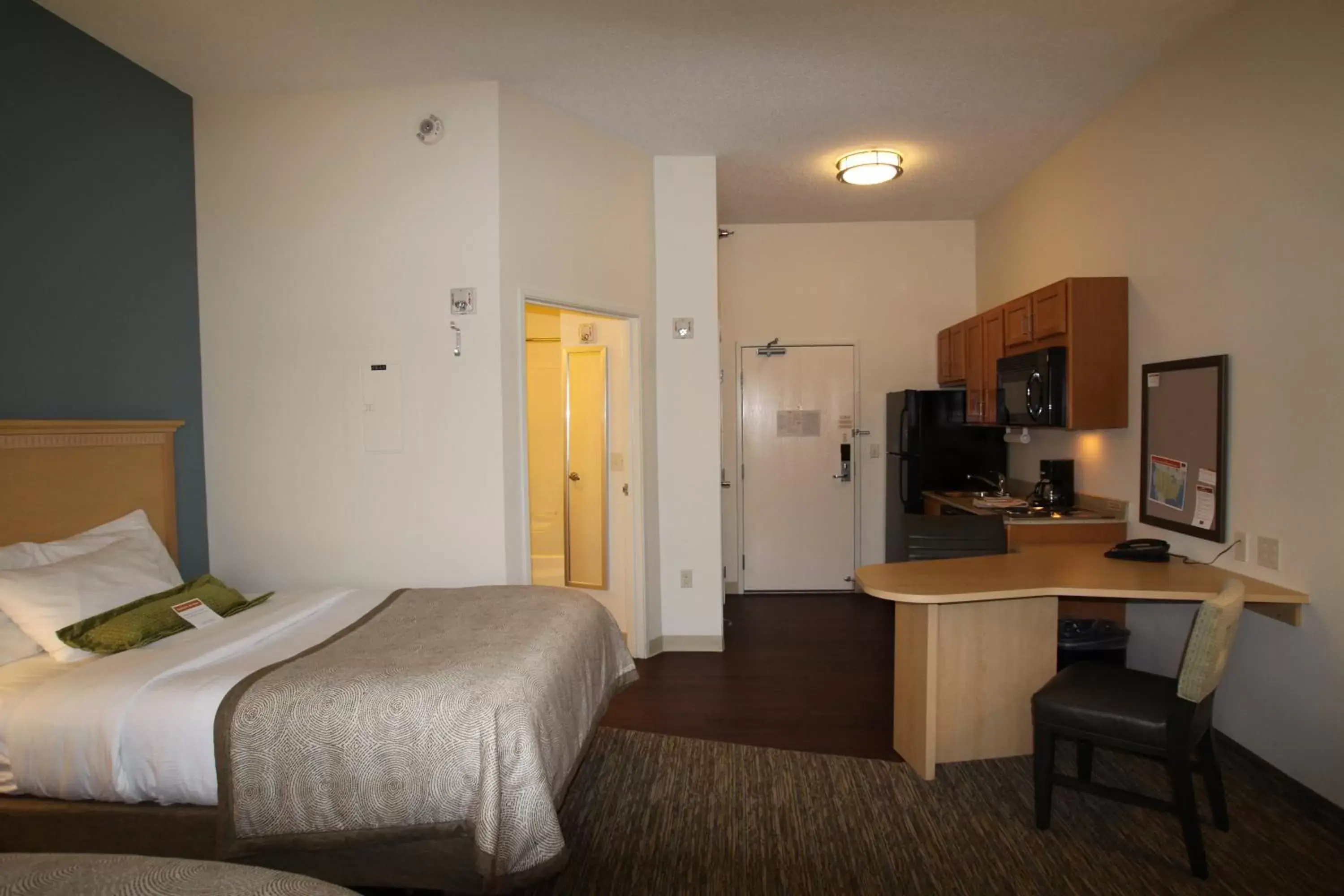 Photo of the whole room, Bed in Candlewood Suites Fargo-North Dakota State University, an IHG Hotel