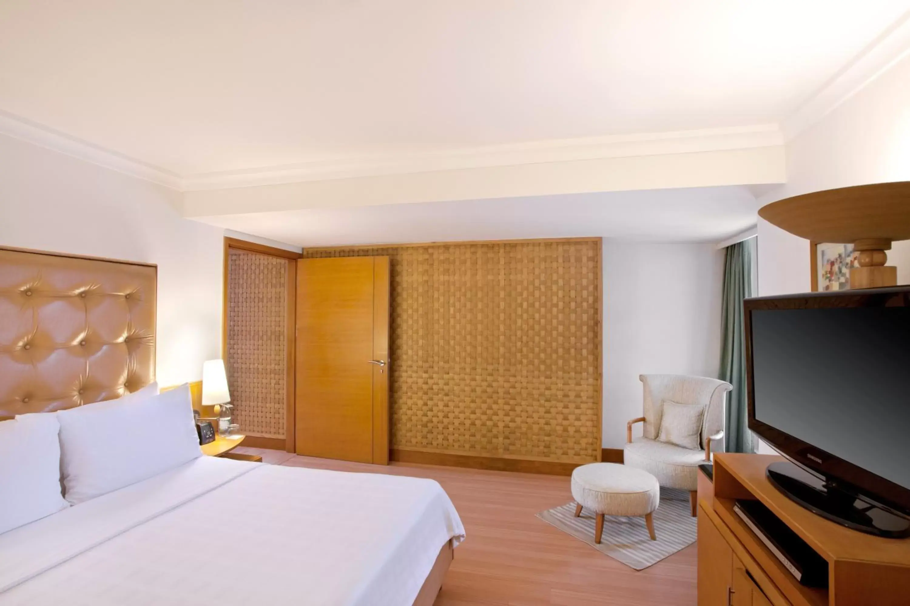 Photo of the whole room, Bed in Trident Chennai