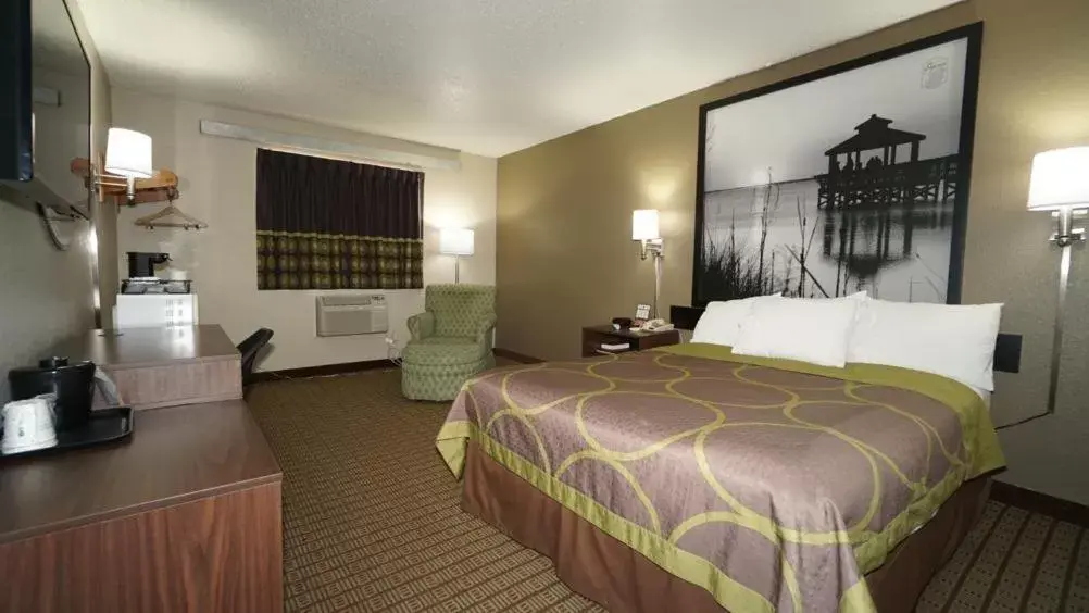 Bedroom, Bed in Super 8 by Wyndham Greenville