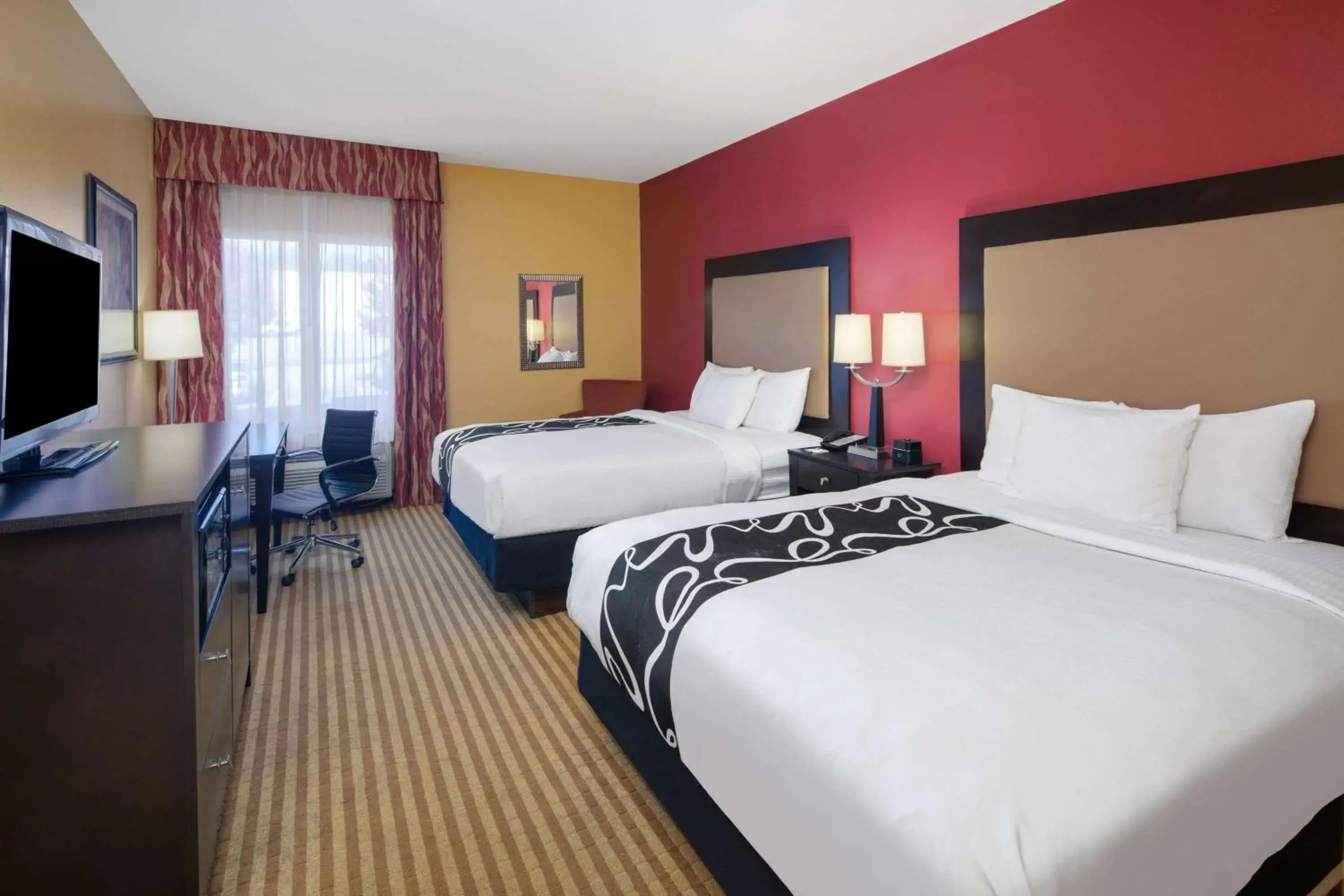 Photo of the whole room, Bed in La Quinta by Wyndham Atlanta Union City