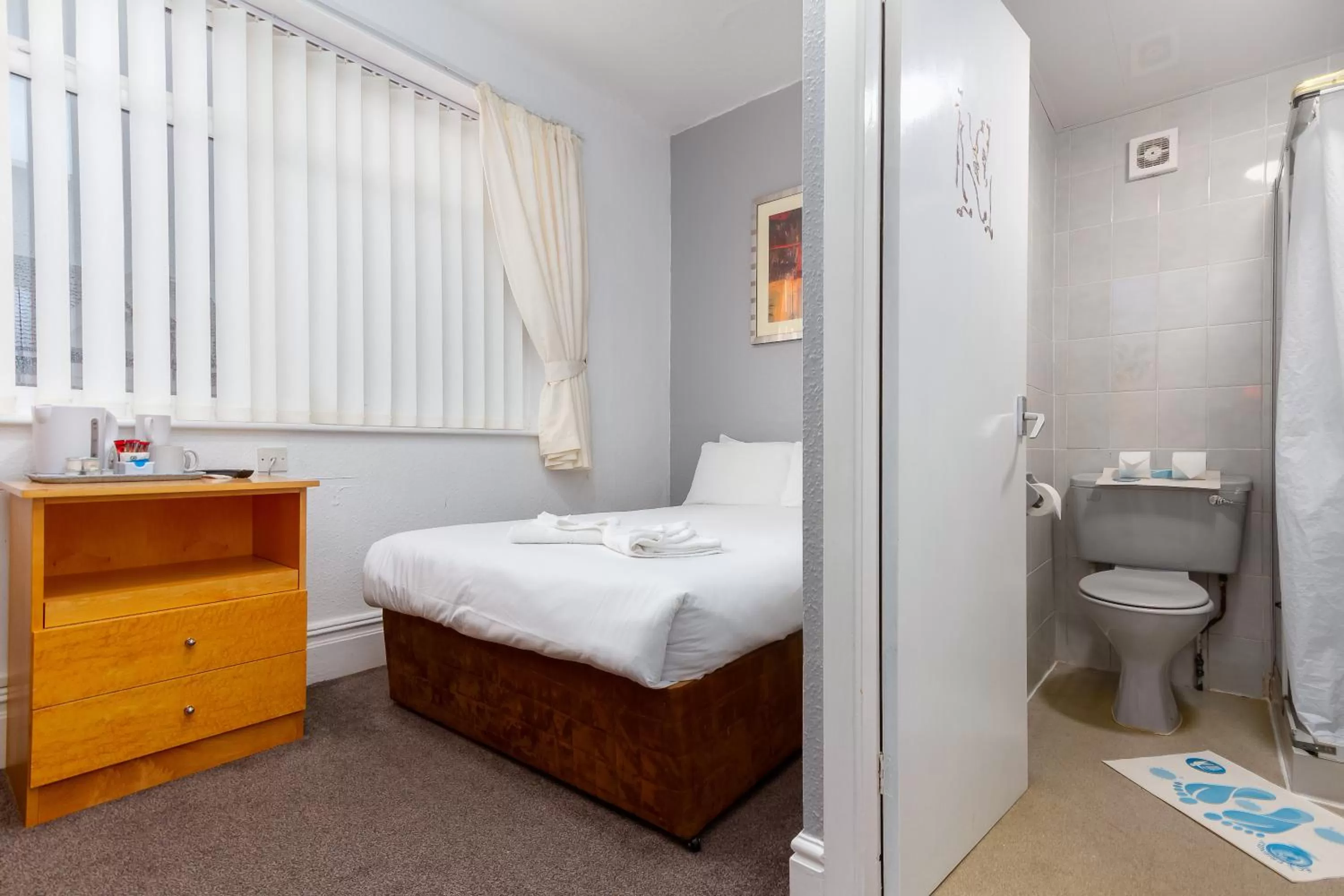 Bedroom, Bed in The Sandringham Court Hotel & Apartment Welcoming Large and Small Groups for 15 years