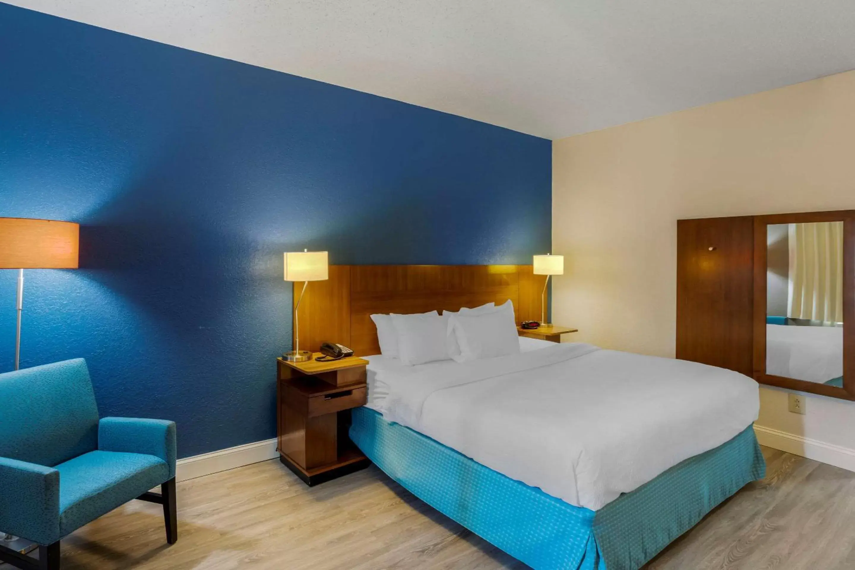 Bedroom, Bed in Comfort Inn & Suites Mt Laurel - Philadelphia