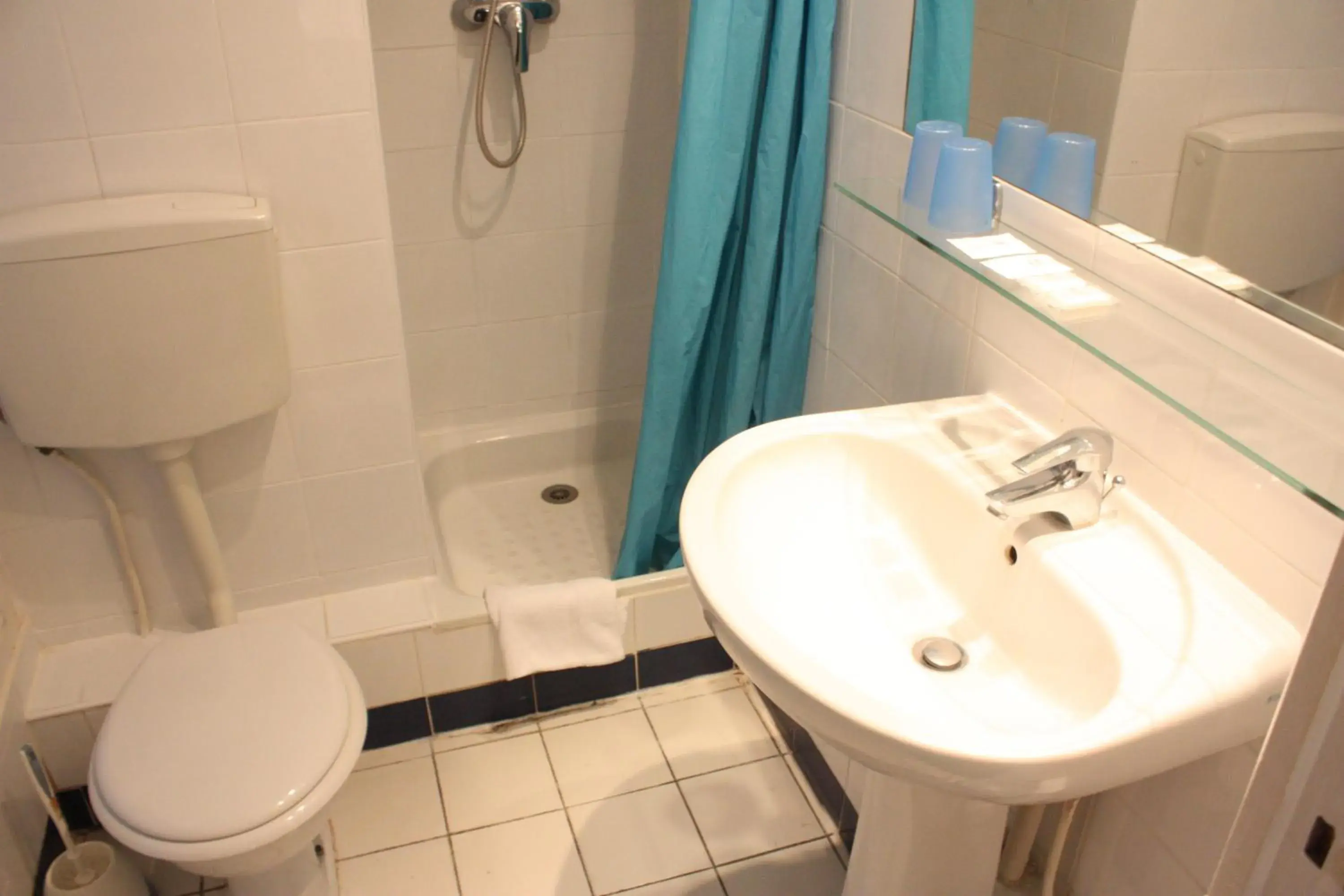 Shower, Bathroom in Hotel Excelsior Republique