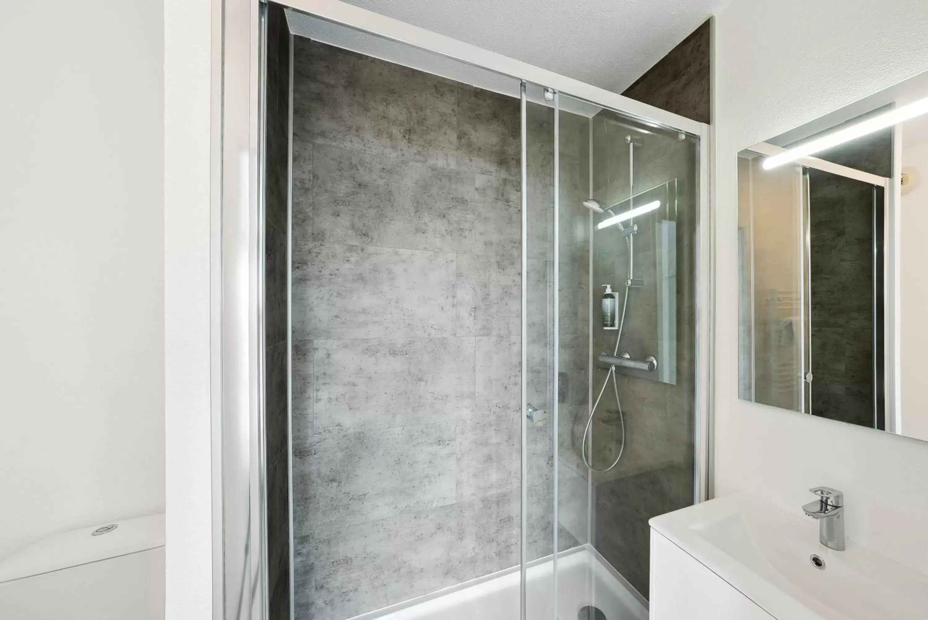 Bathroom in All Suites La Teste – Bassin d’Arcachon