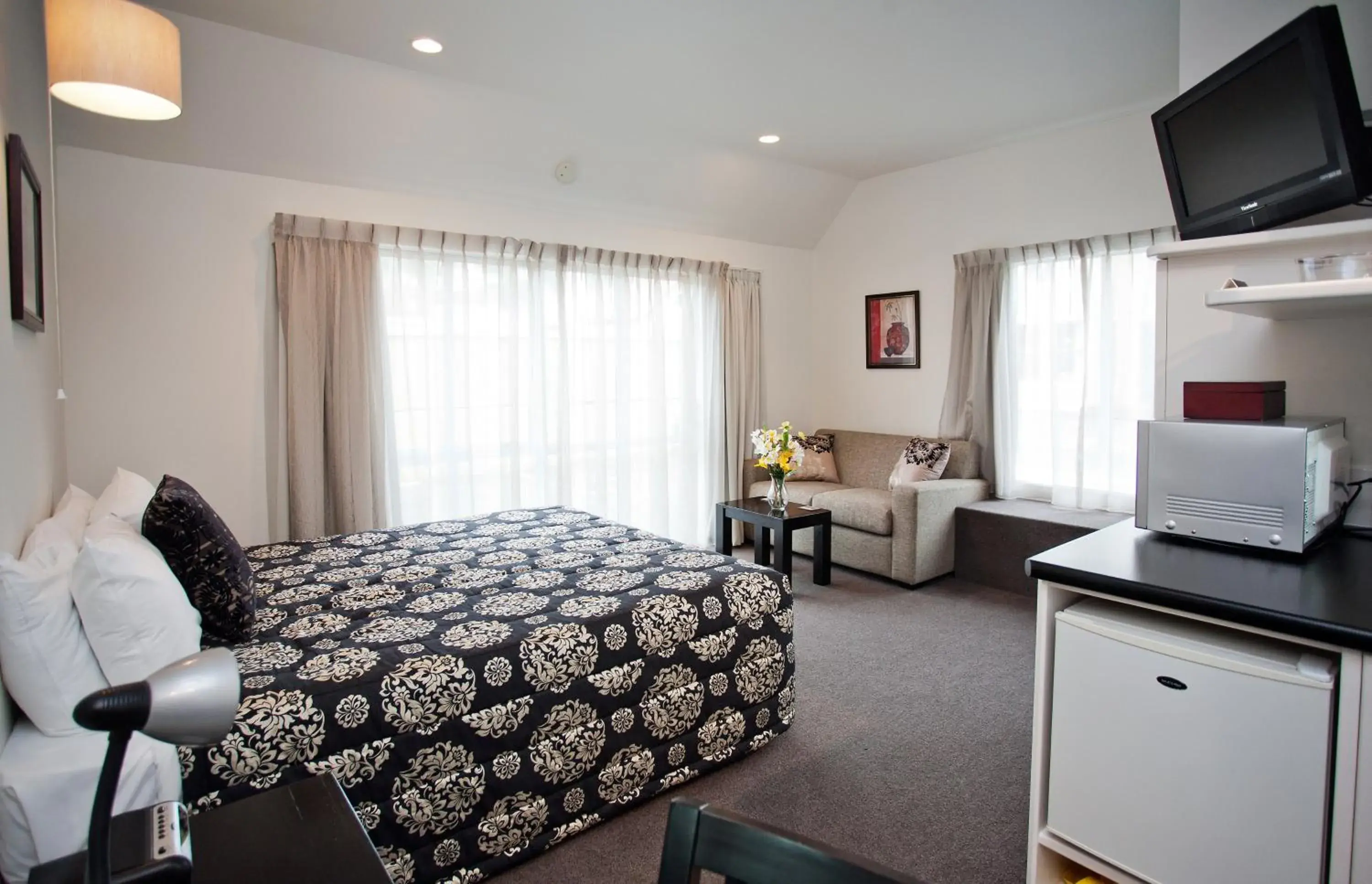 Photo of the whole room, Bed in Cable Court Motel