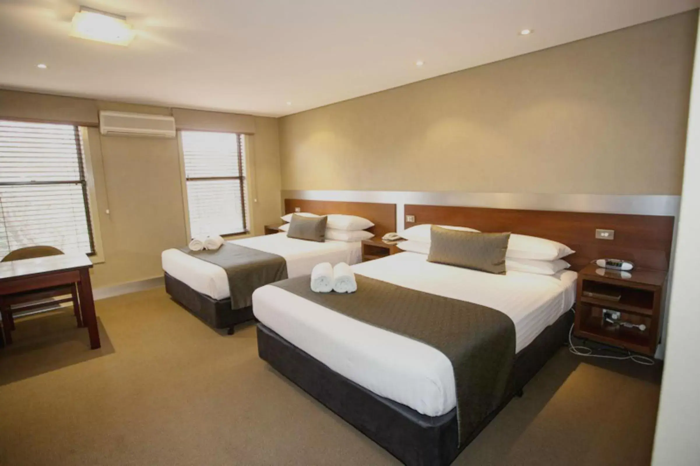 Bed in Seacombe House Motor Inn Port Fairy