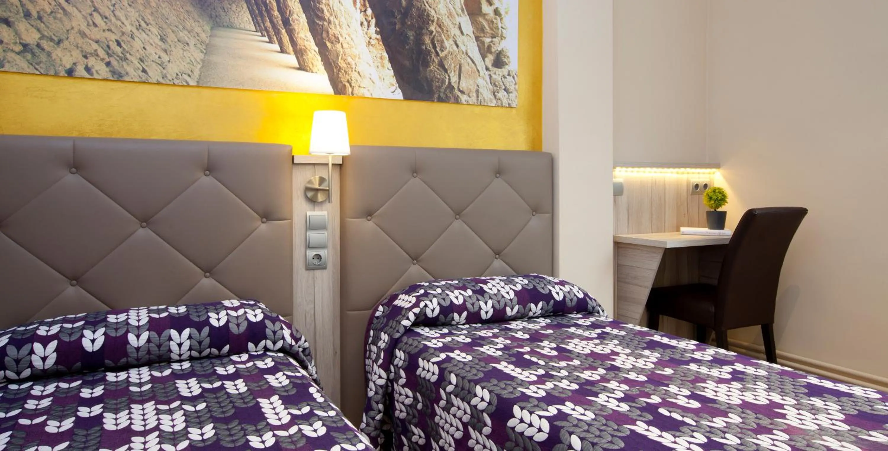 Photo of the whole room, Bed in Hostal Barcelona