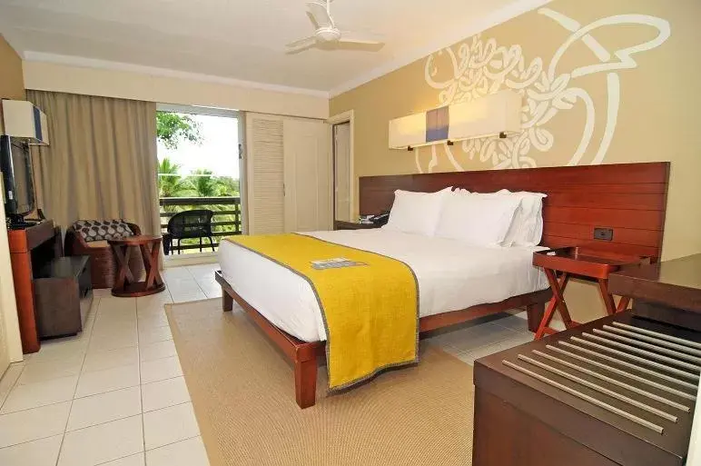 Bed in Holiday Inn Resort Vanuatu, an IHG Hotel