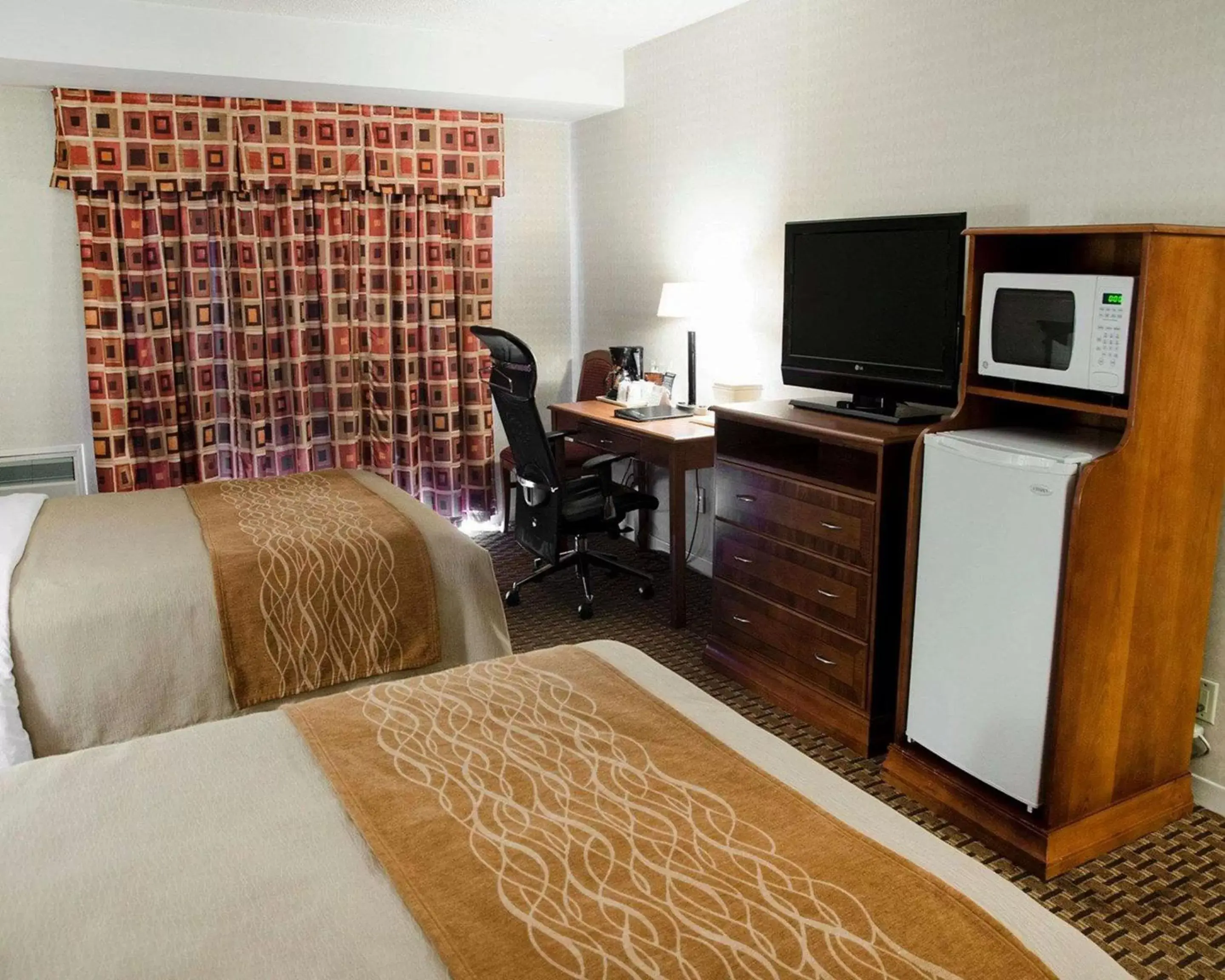 Photo of the whole room, TV/Entertainment Center in Comfort Inn Northeast Markham