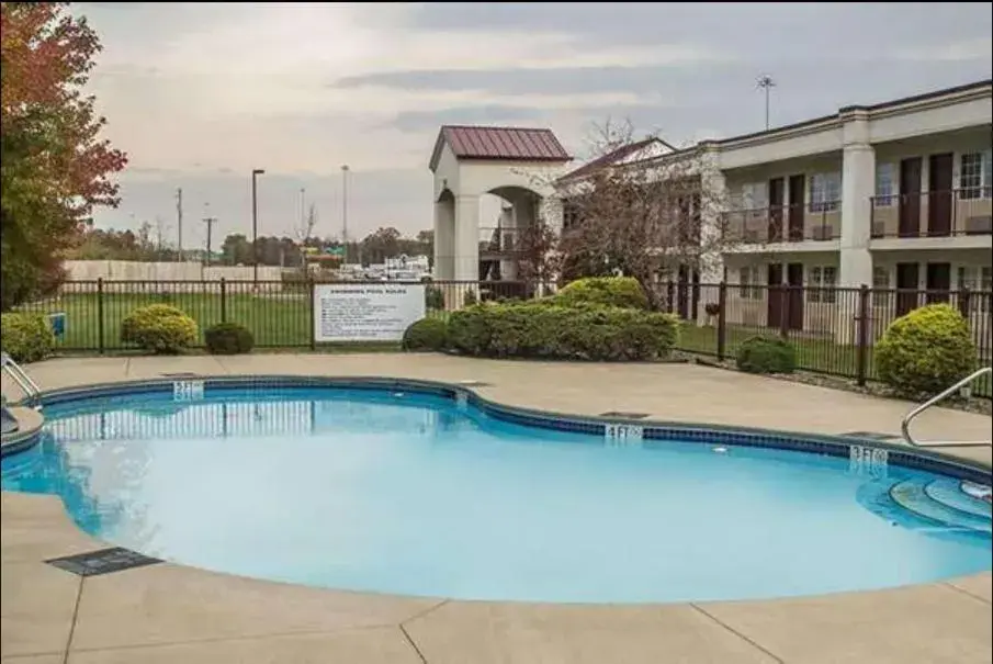 Swimming Pool in Days Inn by Wyndham Austintown