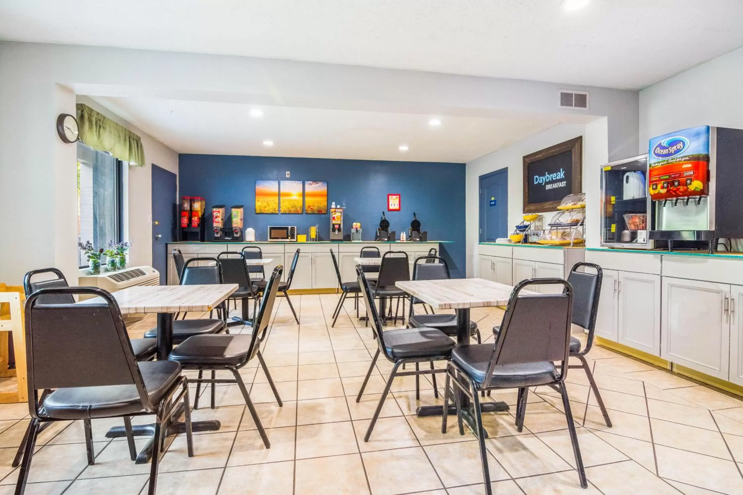 Restaurant/Places to Eat in Days Inn by Wyndham Raleigh Glenwood-Crabtree