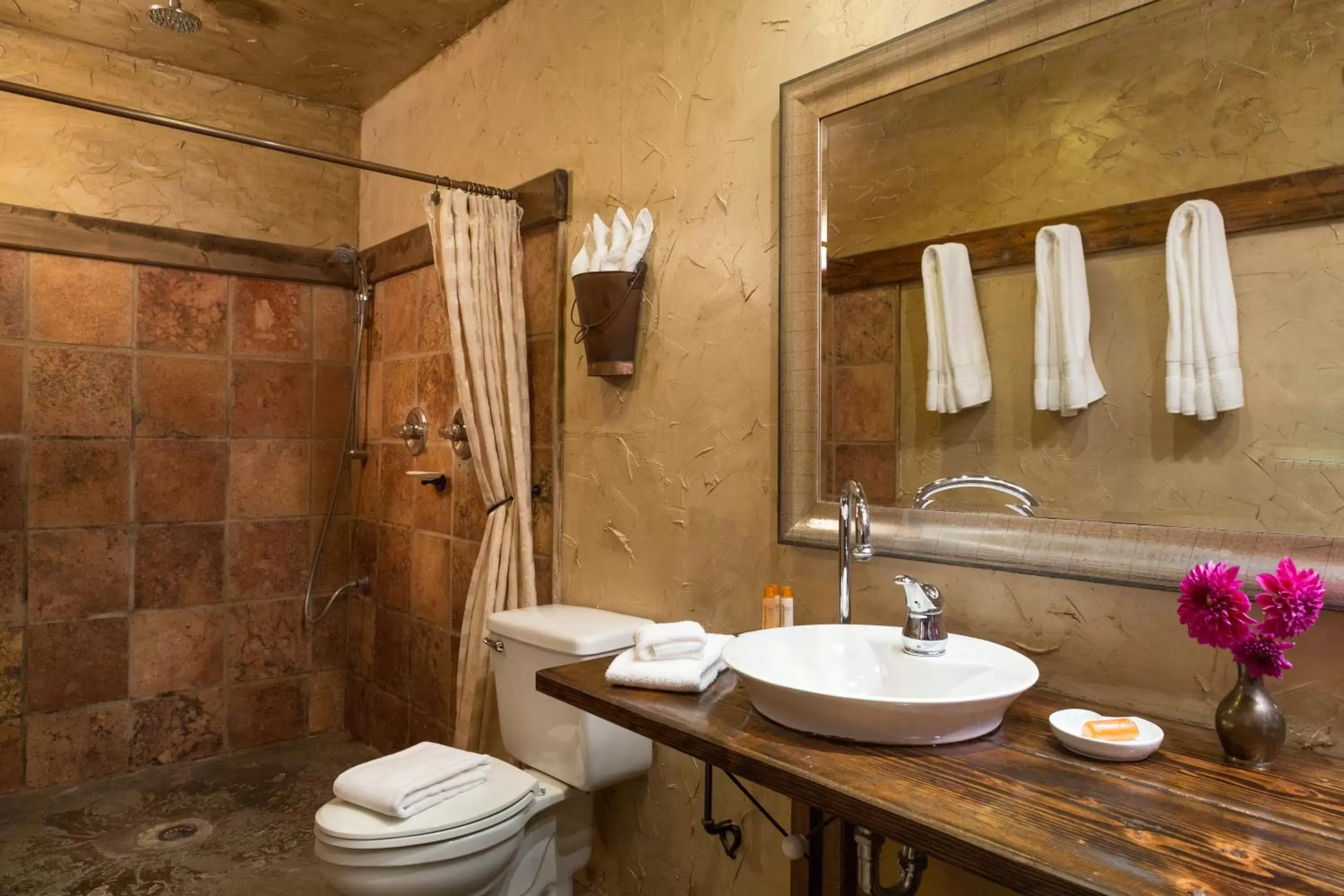 Bathroom in The Inn at Leola Village, a Historic Hotel of America