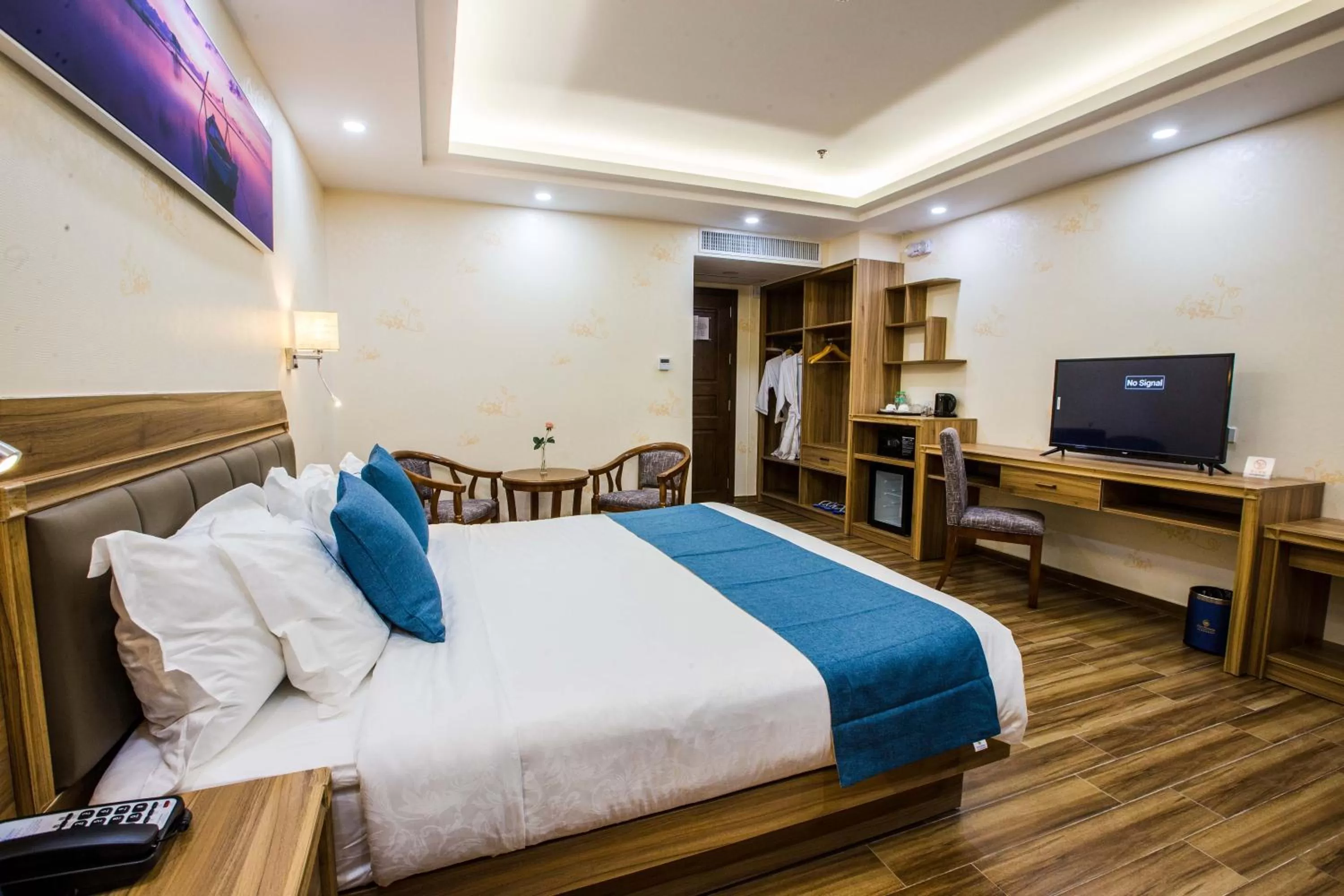 Communal lounge/ TV room, Bed in Costa Palawan Resort