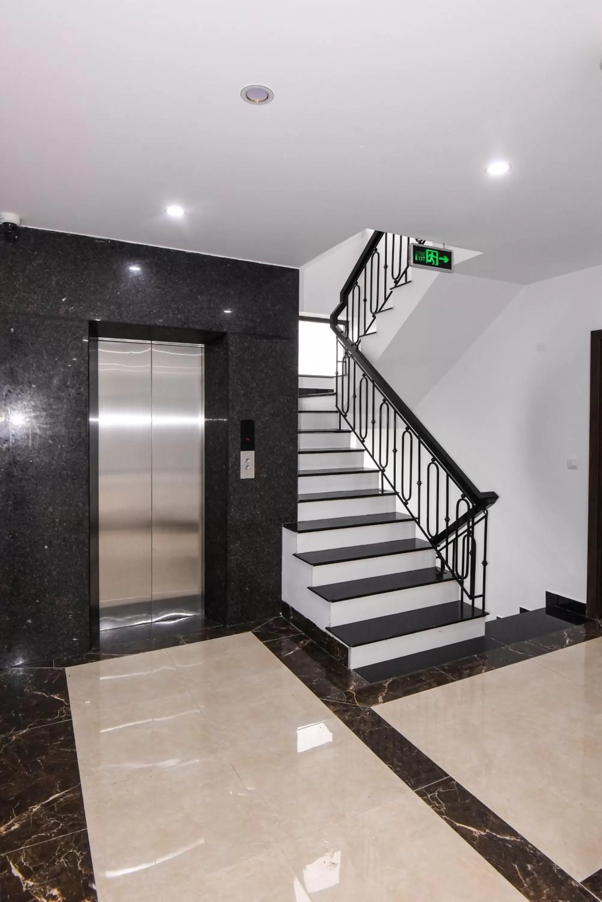 elevator in Lotus Hotel Ninh Bình