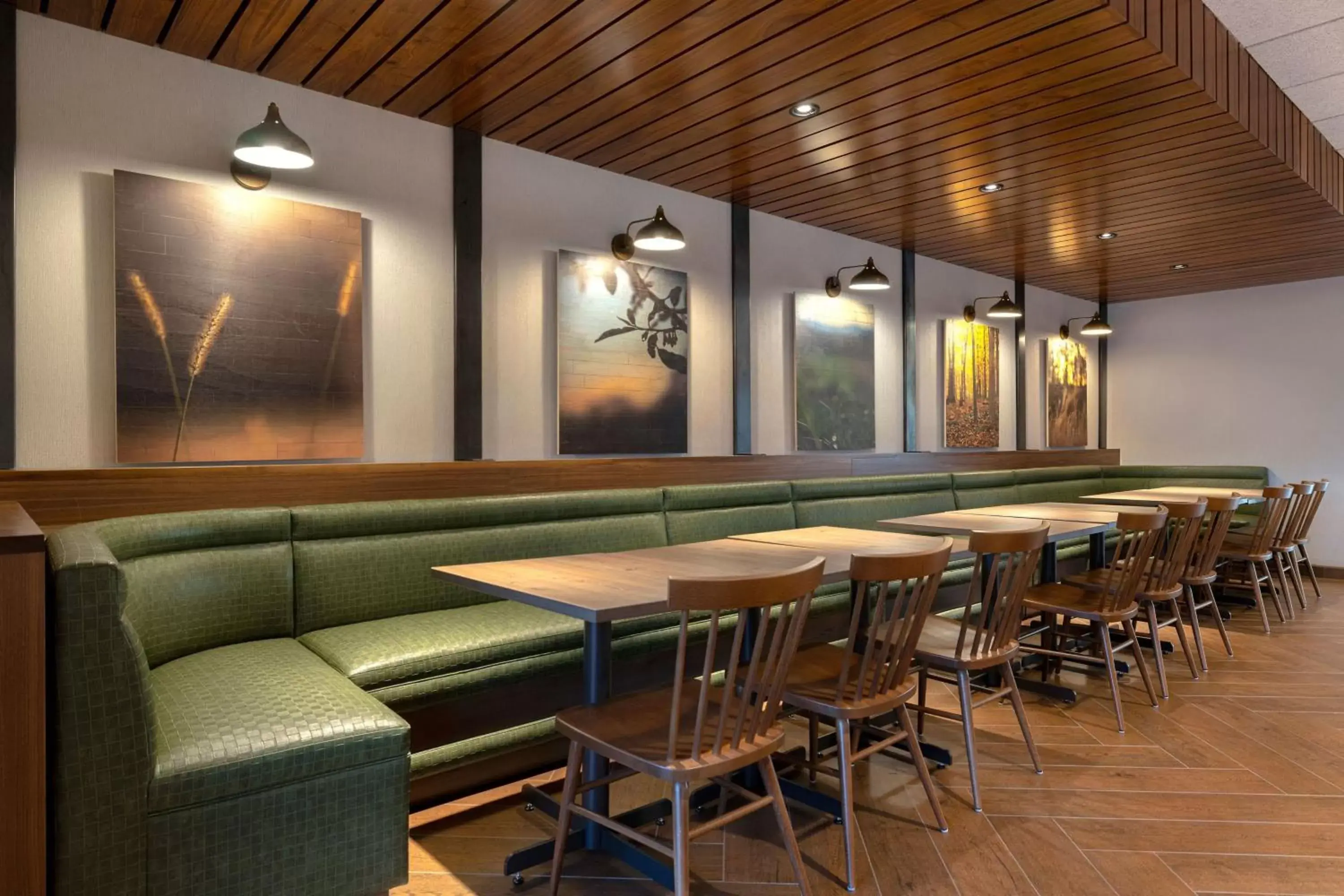 Breakfast, Lounge/Bar in Fairfield by Marriott Inn & Suites Denver Airport at Gateway Park