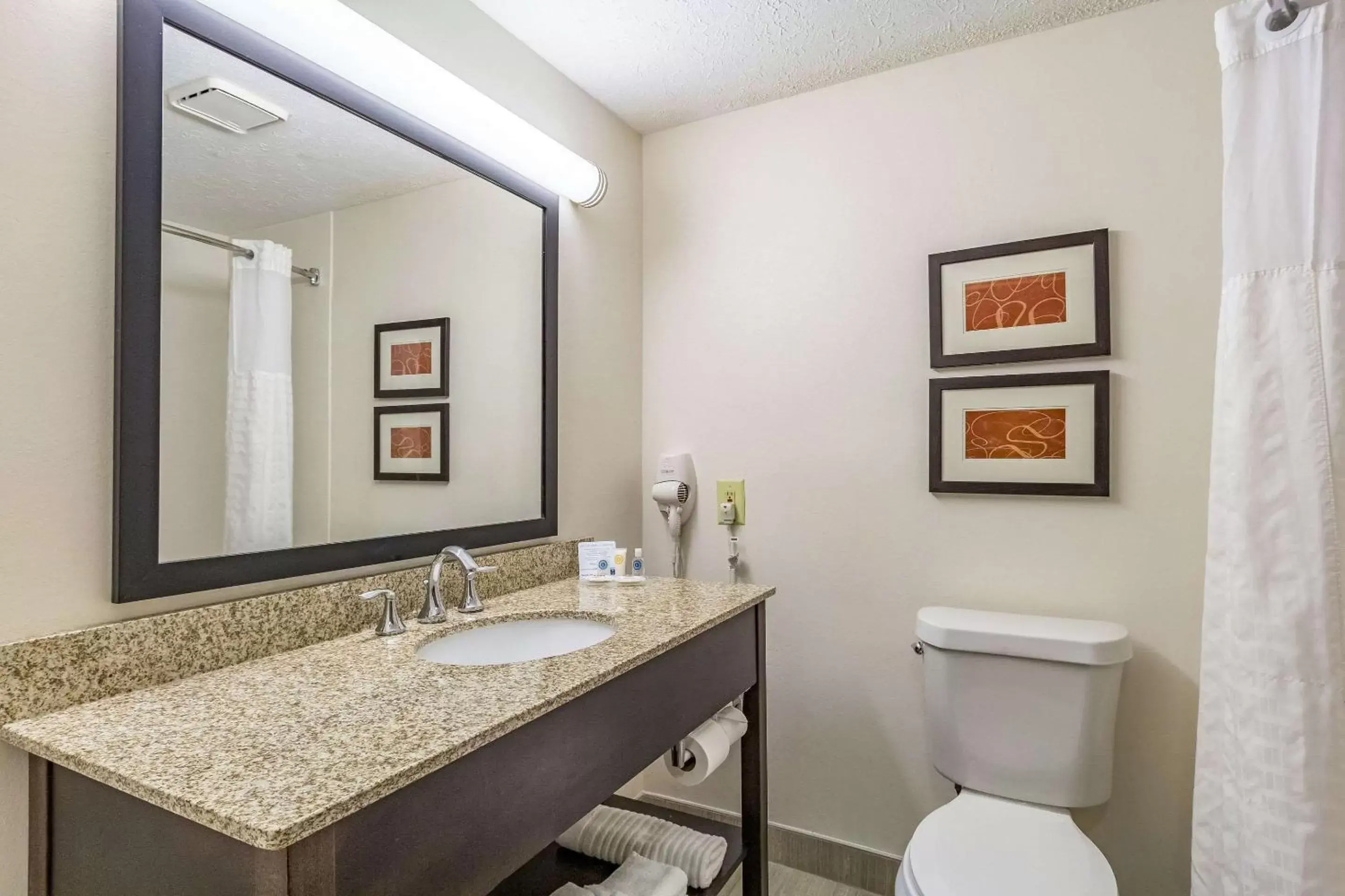 Photo of the whole room, Bathroom in Comfort Inn Independence